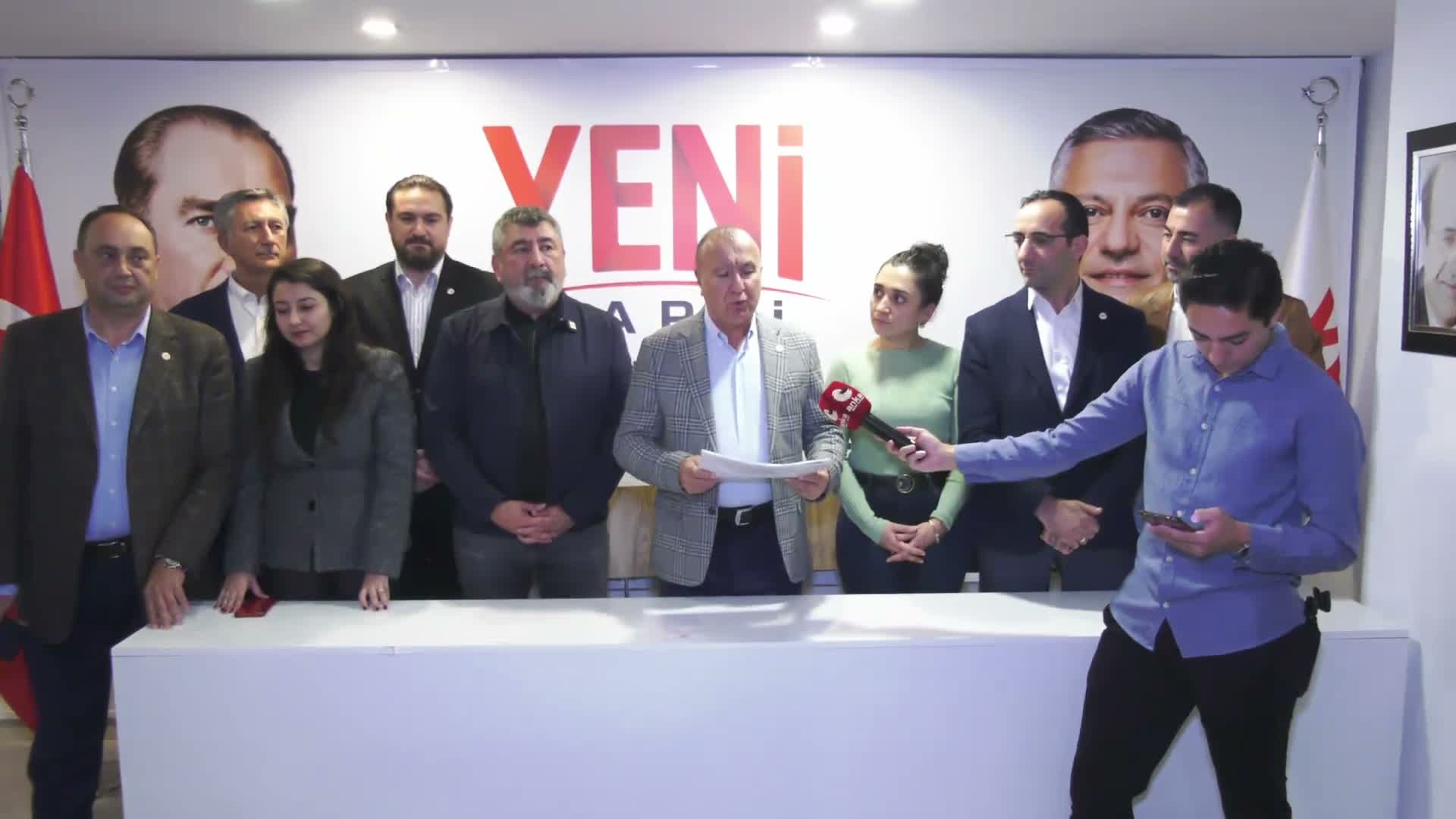 YENİ Parti İstanbul örgütü üyeleri ve yöneticileri, seçim sonuçlarının takip edildiği salonda açıklama yaparken görülüyor.
