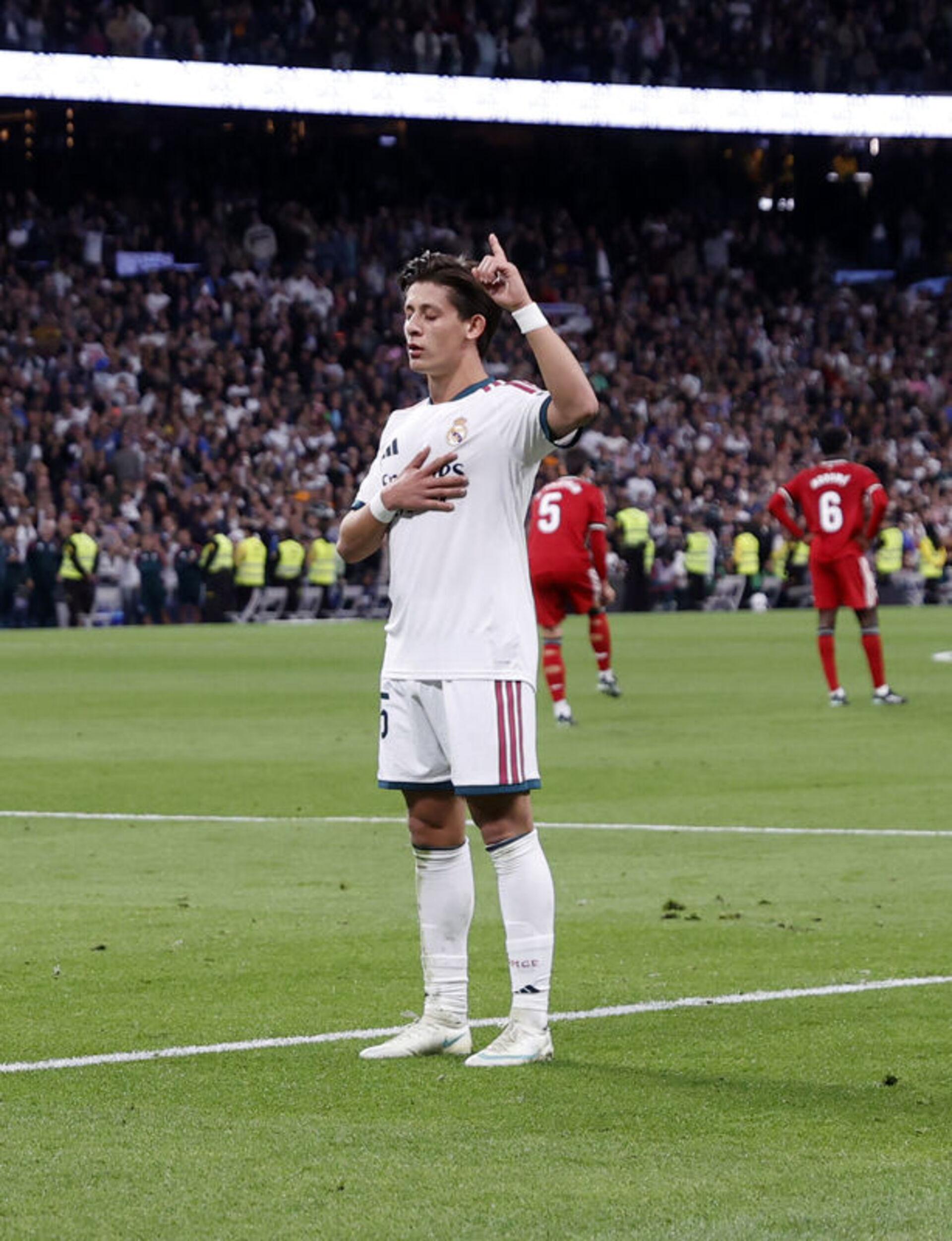 Real Madrid forması giyen Arda Güler, Sevilla maçında gol sevinci yaşıyor.
