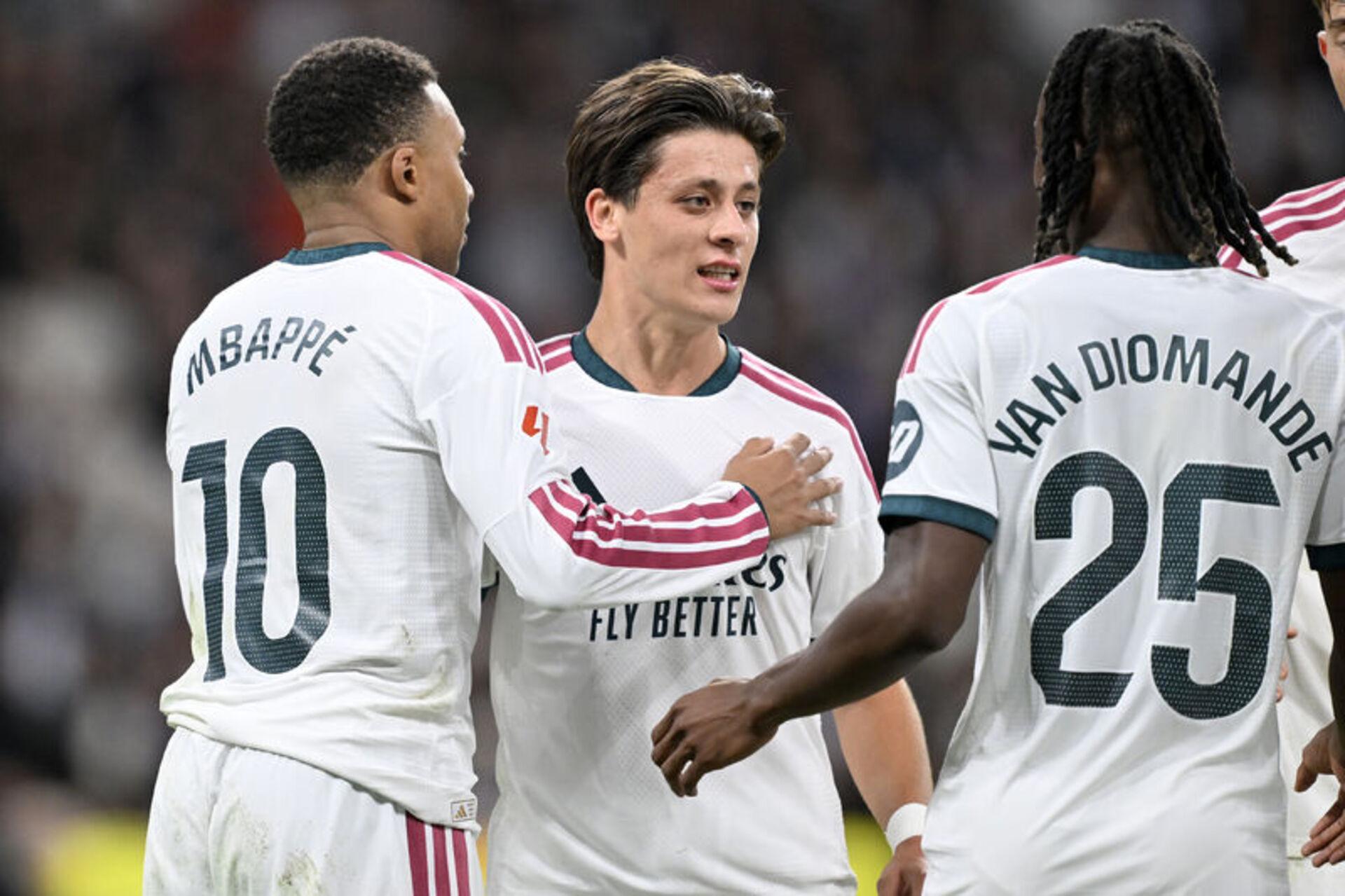 Arda Güler, Real Madrid takım arkadaşları Kylian Mbappe ve Yan Diomande ile birlikte görülüyor.