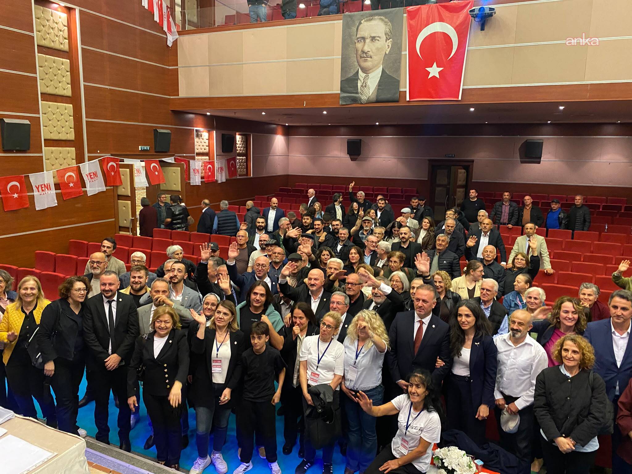 Artvin’deki ön seçim etkinliğinde salonda toplanan YENİ Parti üyeleri ve katılımcılar.