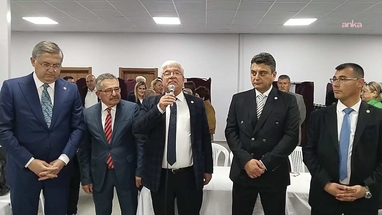 YENİ Parti Edirne İl Başkanlığı ön seçimi sonrası Yücel Balkanlı mikrofonla konuşma yaparken yanında parti üyeleri görülüyor.