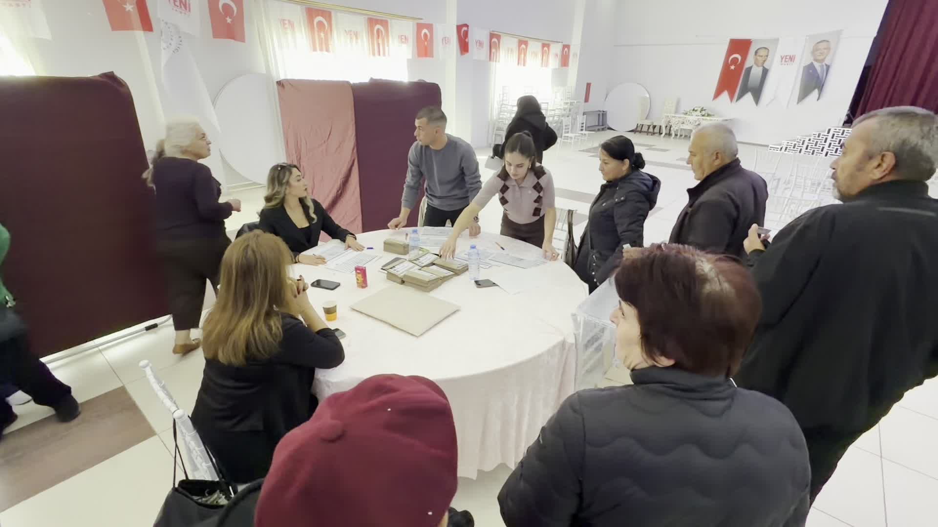 Oy verme alanında sandıkların ve görevlilerin bulunduğu salondan görüntü.