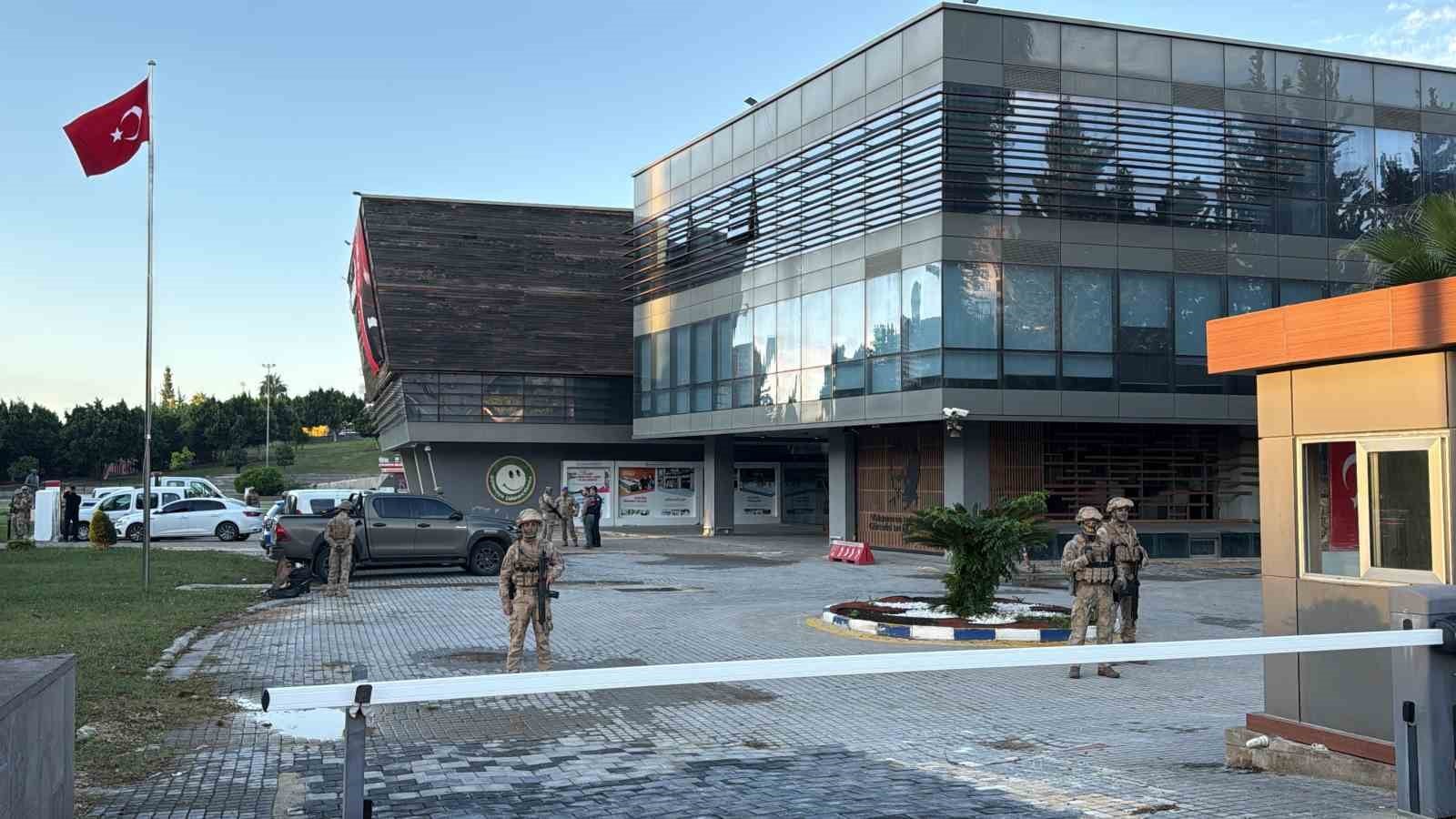 Çukurova Belediyesi hizmet binası önünde jandarma ekiplerinin güvenlik önlemi aldığı görülüyor.