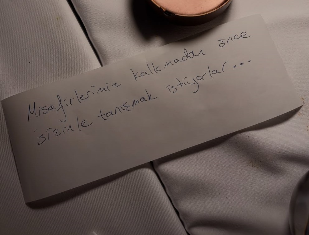 Restoran masasında Serenay Sarıkaya’ya iletildiği belirtilen el yazısı not.