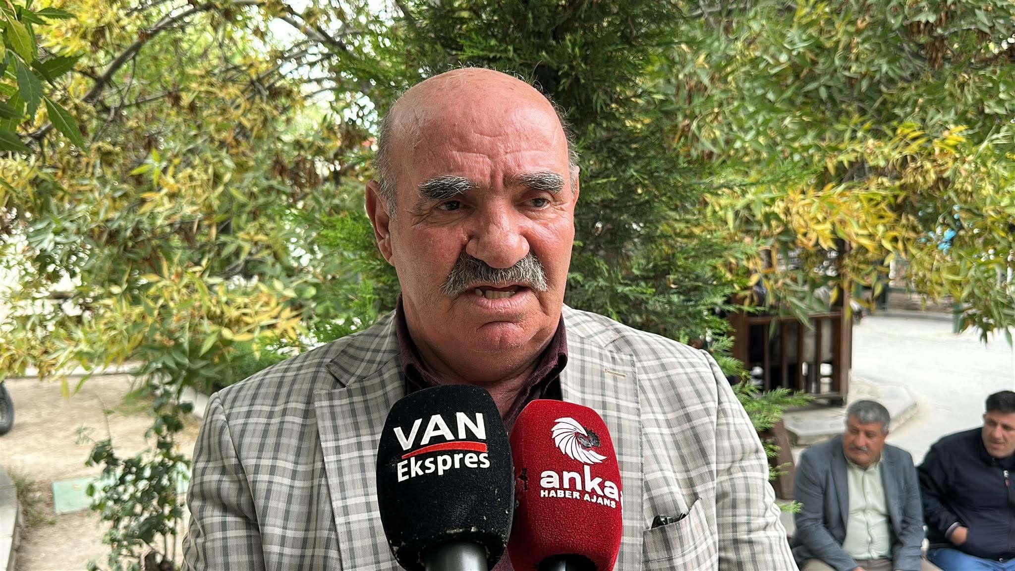 Van’da mikrofonlara konuşan bir emekli yurttaş.