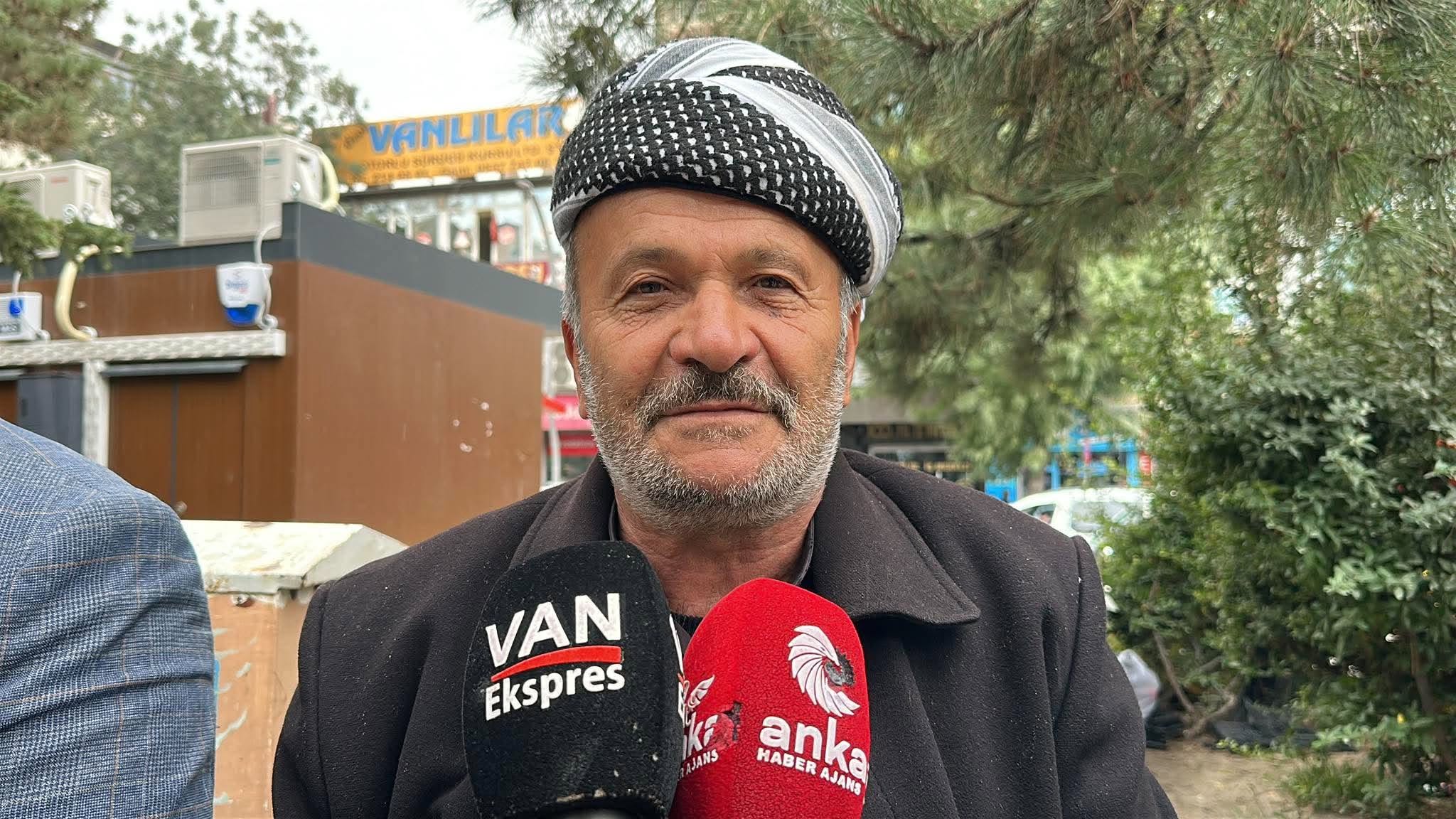 Van’da röportaj veren bir yurttaş.