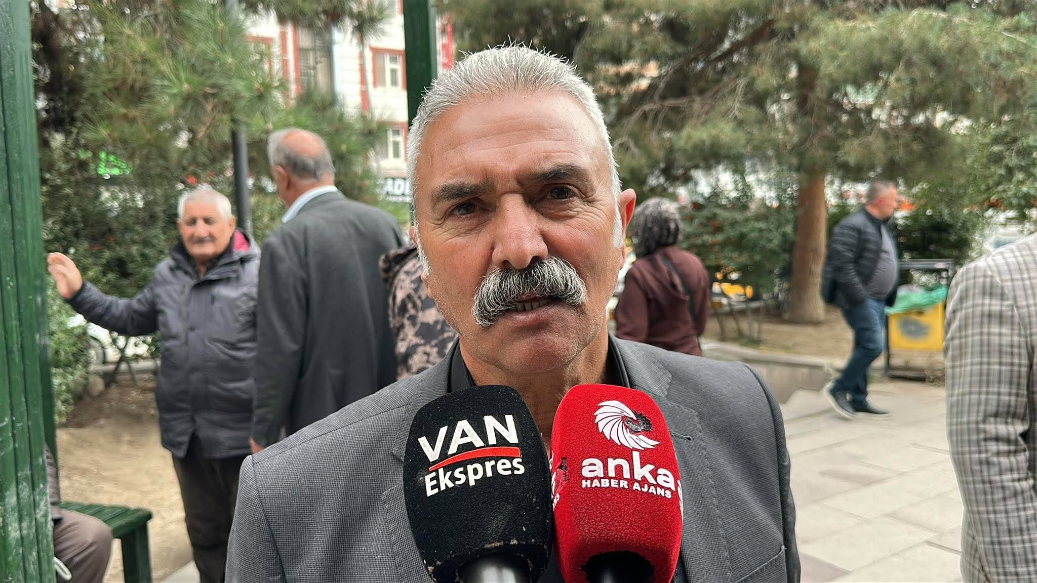 Van’da park alanında mikrofonlara konuşan bir emekli.