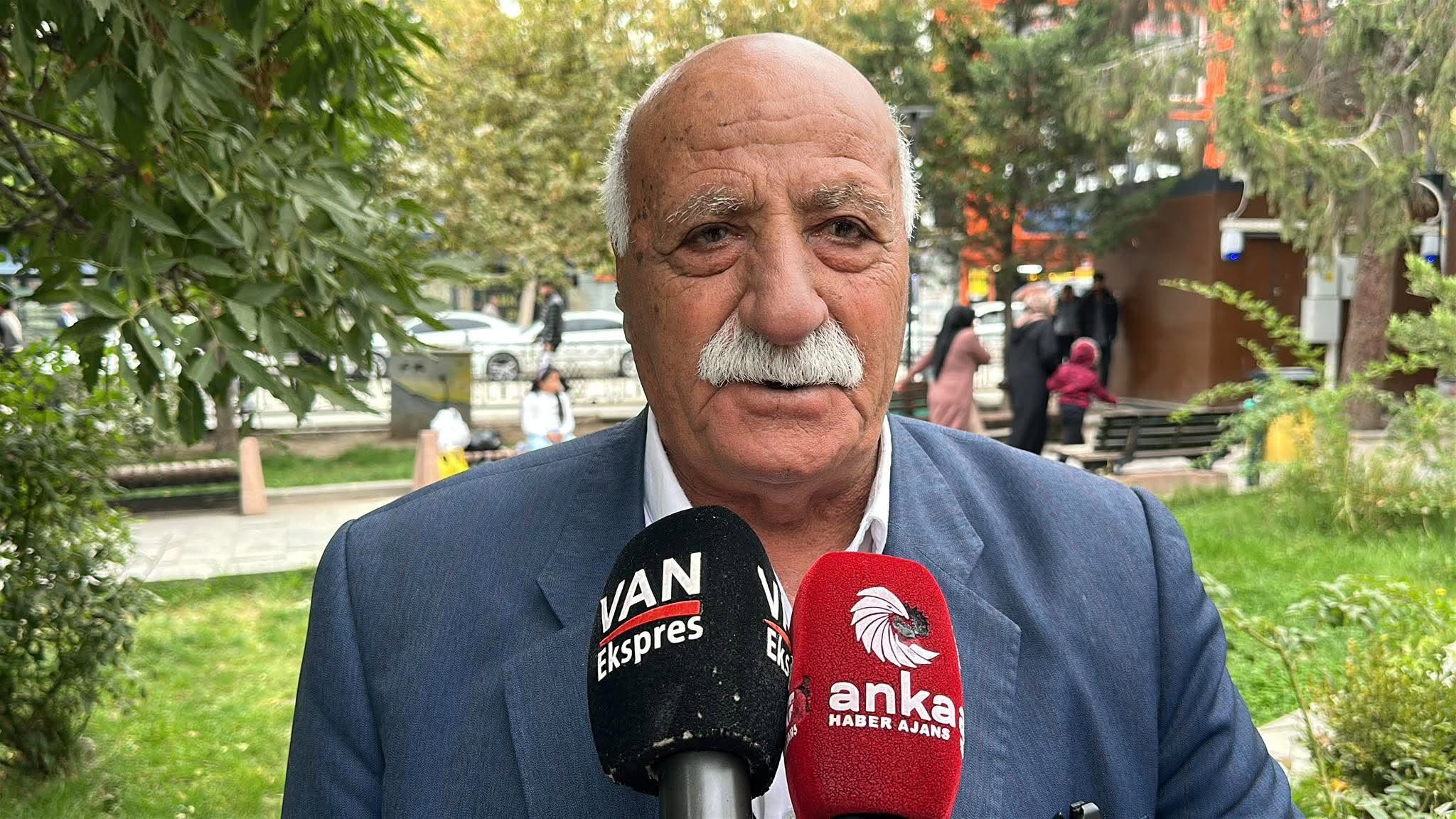 Van’da haber mikrofonlarına konuşan yaşlı bir yurttaş.