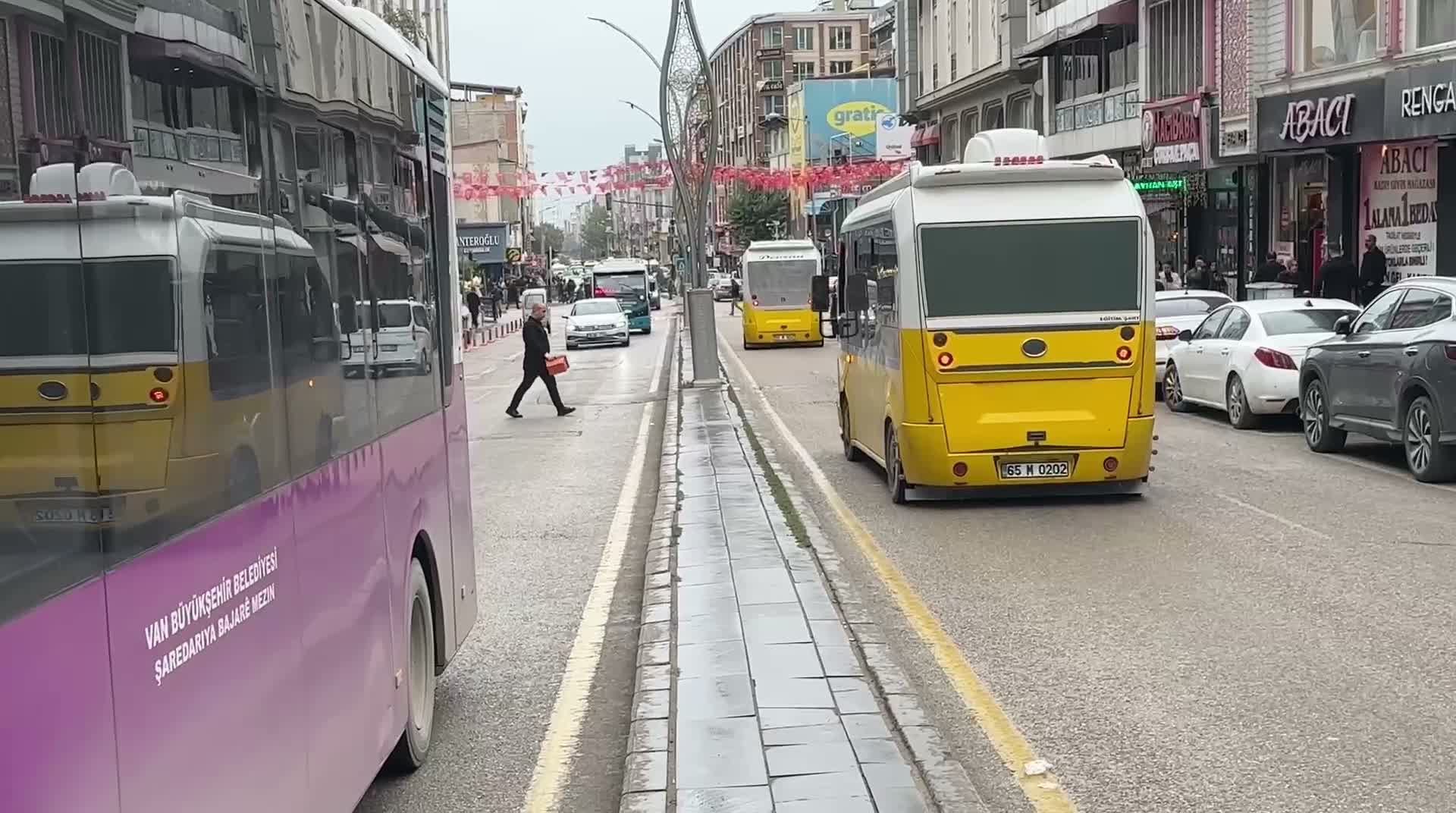 Van’da toplu taşıma araçlarının bulunduğu işlek bir cadde.