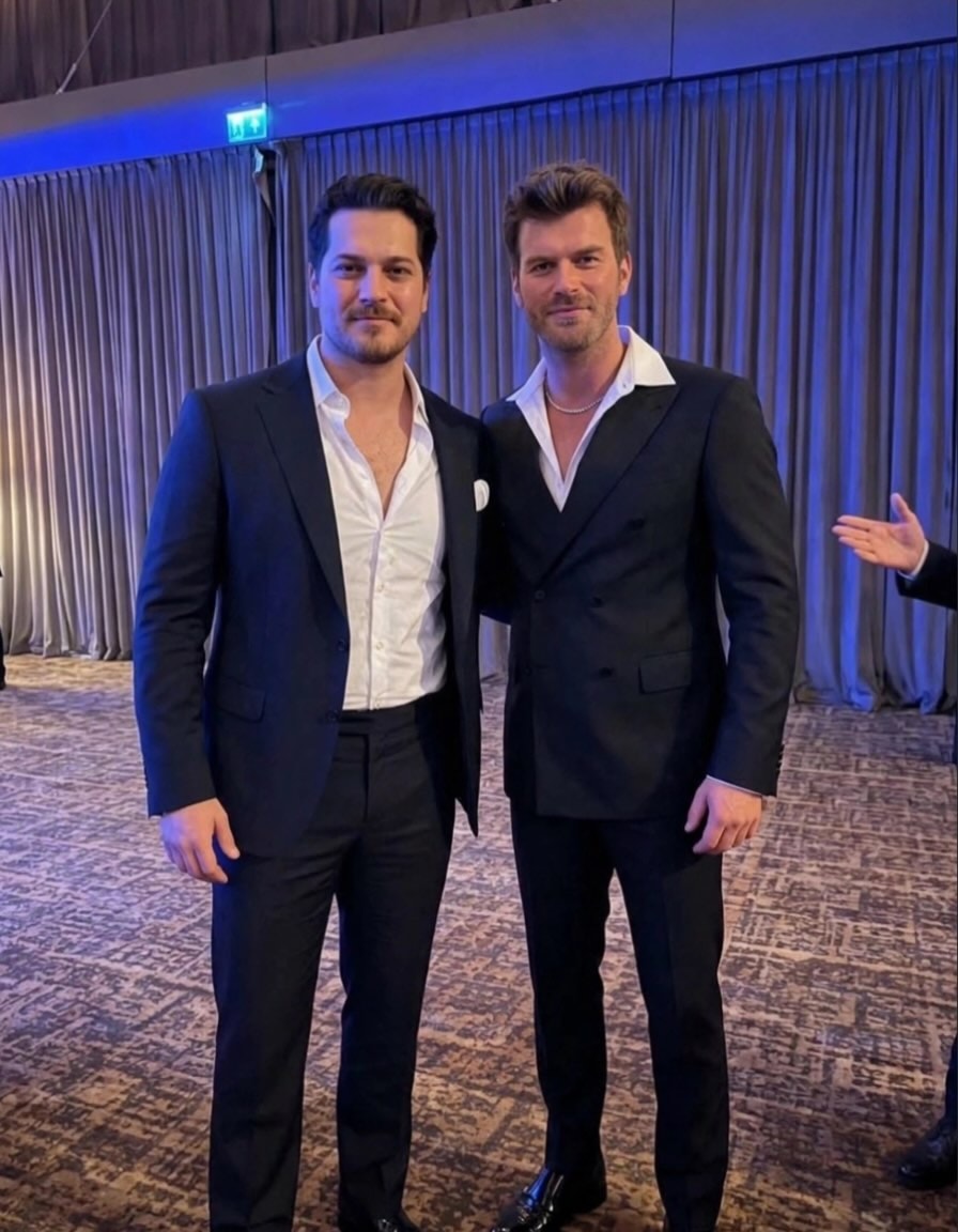 Kıvanç Tatlıtuğ e Çağatay Ulusoy posano insieme durante il ricevimento di nozze.