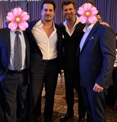 Foto di Kıvanç Tatlıtuğ e Çağatay Ulusoy insieme ad altri invitati al matrimonio.