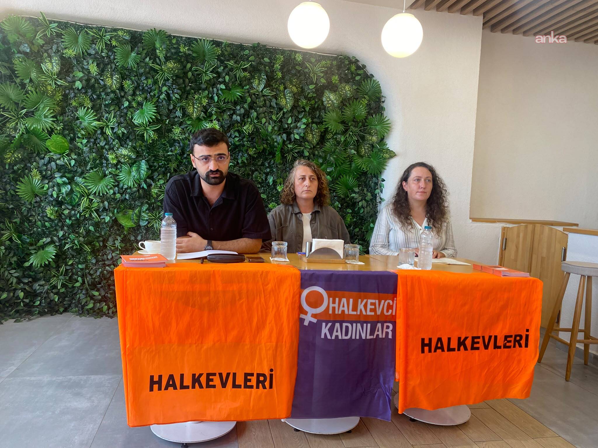 Halkevleri pankartlarının bulunduğu masada konuşmacıların yer aldığı Hopa halk buluşması.