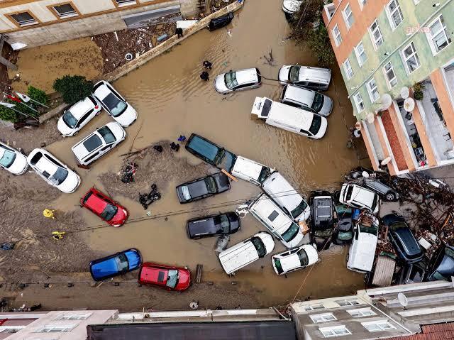 Sel suları altında kalan araçların görüldüğü havadan çekilmiş bir şehir görüntüsü.