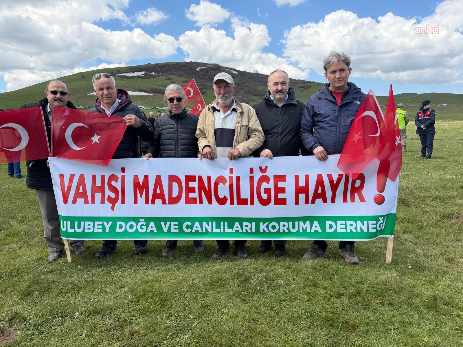 Türk bayrakları ve 'Vahşi madenciliğe hayır' pankartı taşıyan grup.