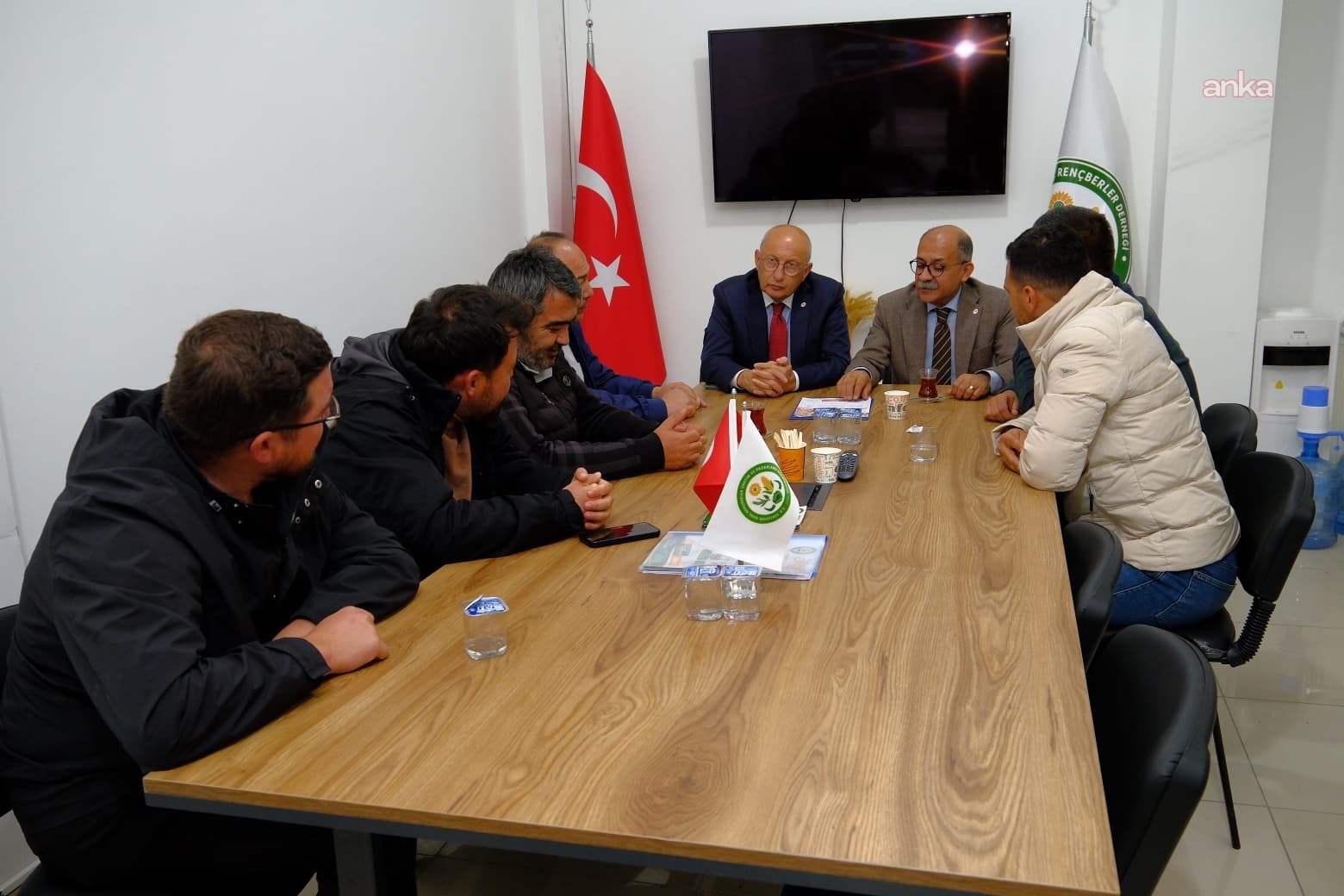 Eskişehir Genç Rençberler Derneği’nde masa etrafında yapılan toplantıdan görüntü.