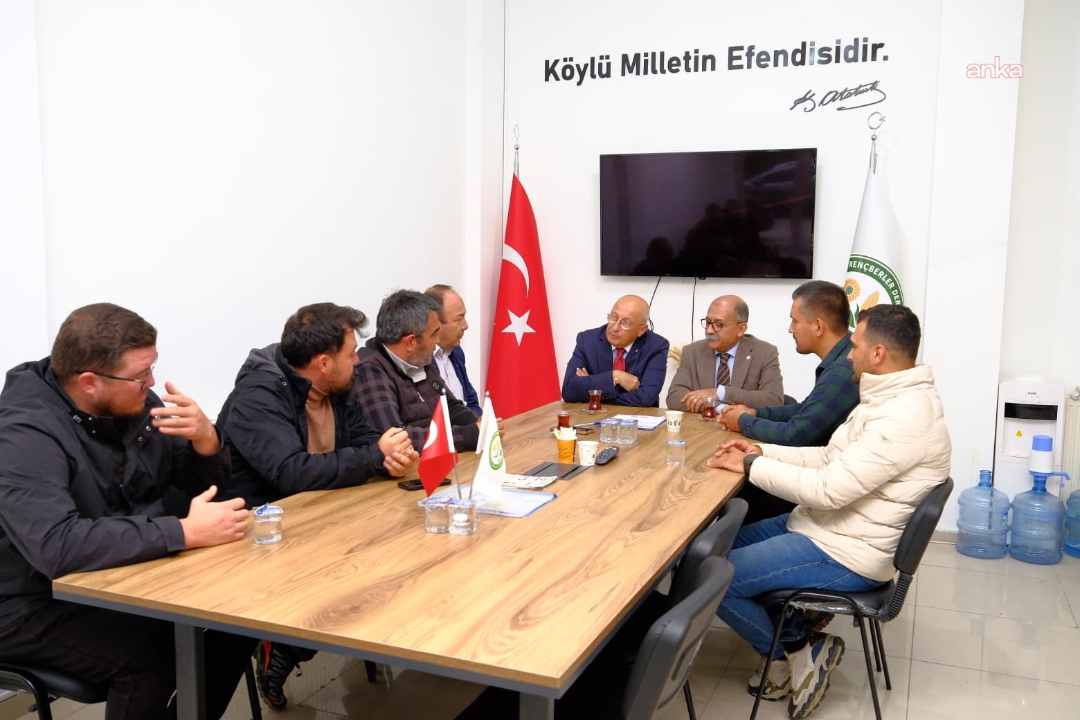 Dernek toplantı odasında üreticiler ve siyasi parti temsilcilerinin bir masa etrafında görüldüğü geniş açı fotoğraf.