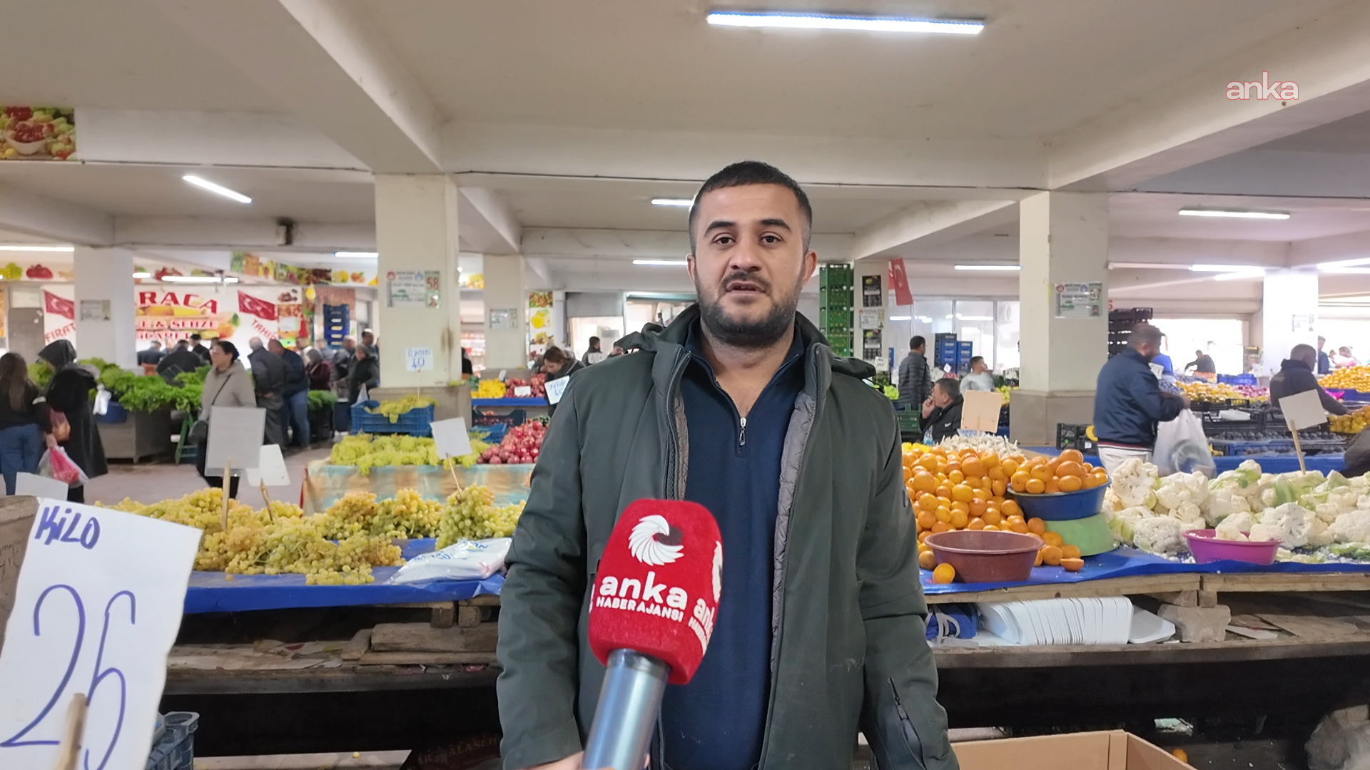 Polatlı semt pazarında tezgâhların önünde konuşan bir pazar esnafı.