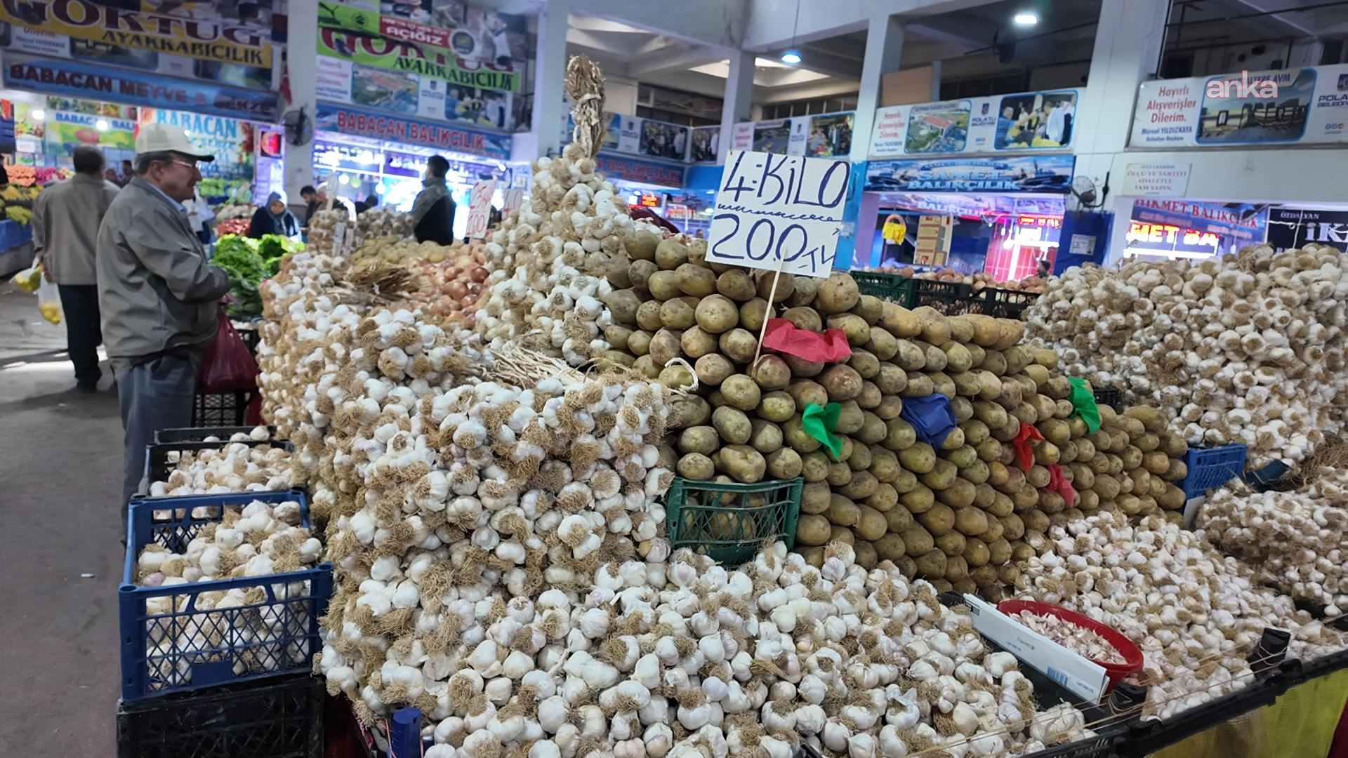 Polatlı pazarında patates ve sarımsak tezgâhı ile fiyat tabelaları.