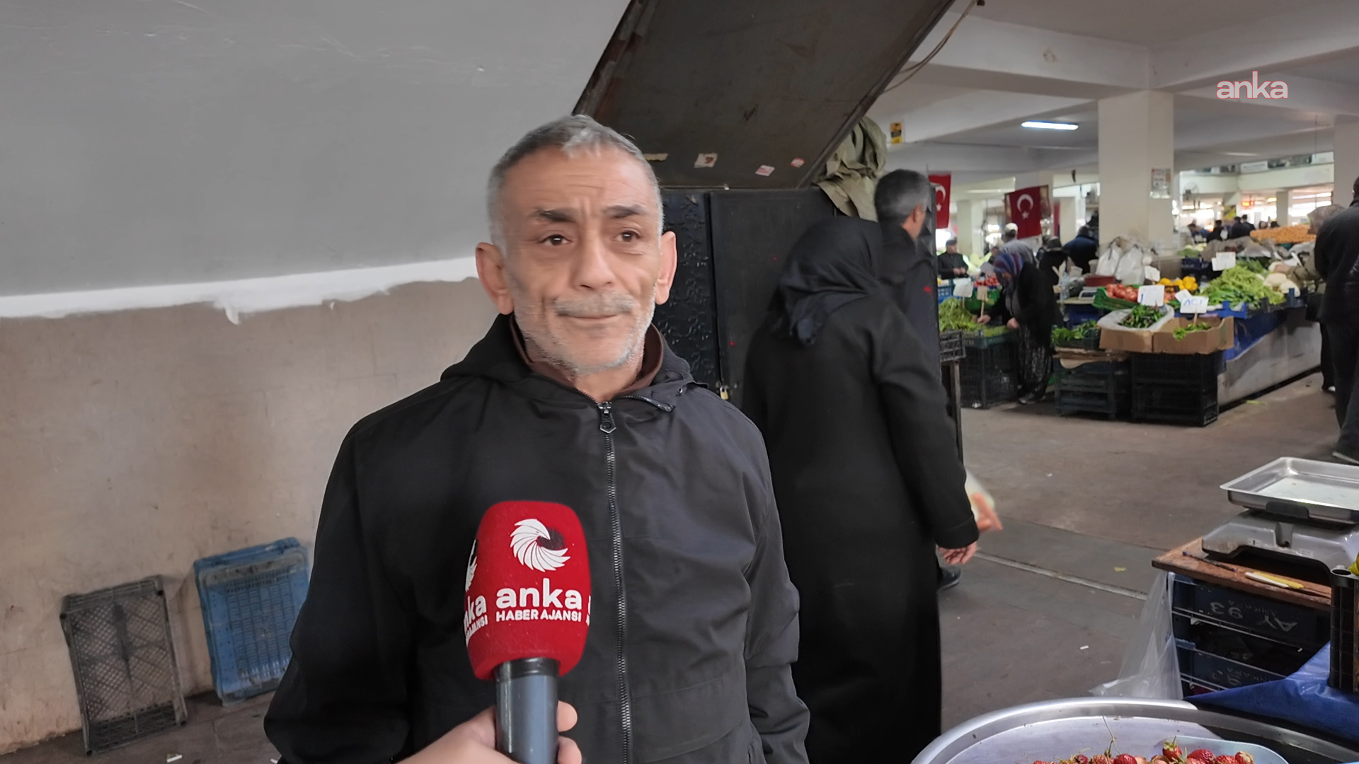 Polatlı pazarında mikrofon uzatılan bir pazar esnafı.