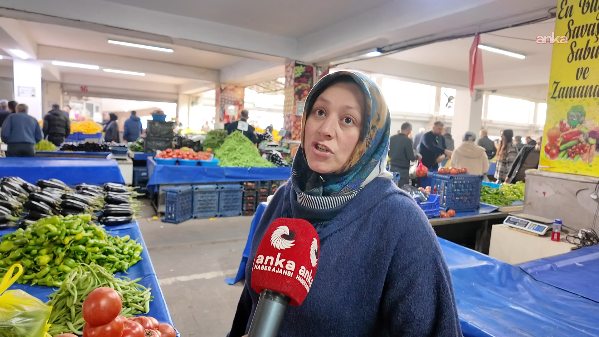 Polatlı pazarında sebze tezgâhı önünde konuşan Türkan Bayrak.