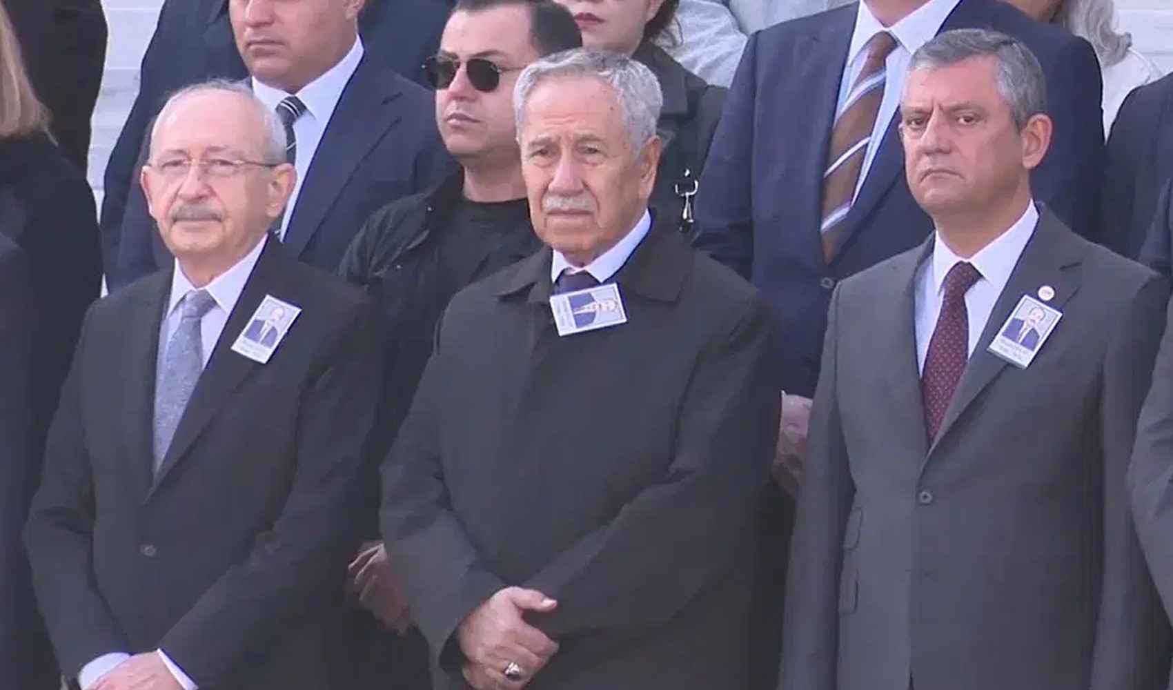 Özel and Kılıçdaroğlu shake hands at funeral: Bülent Arınç was also by their side