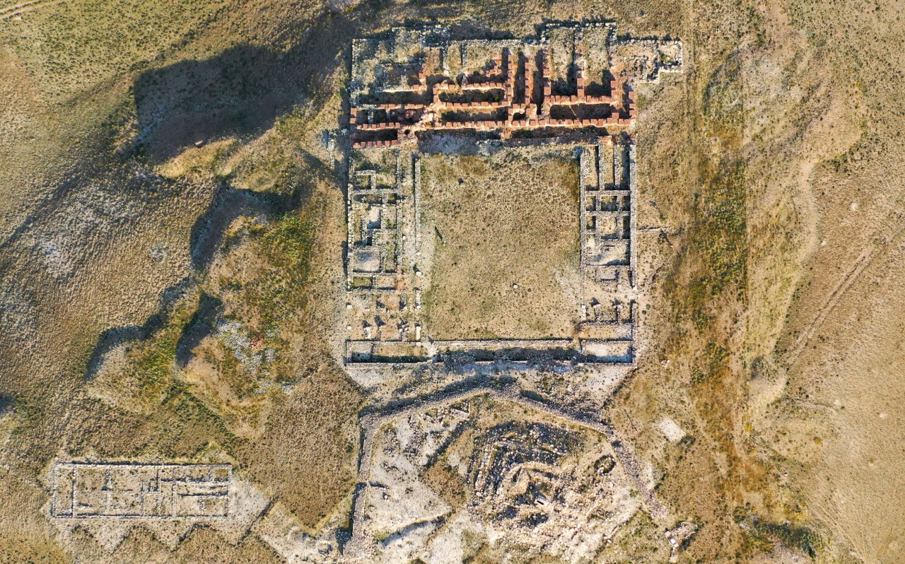 Luftaufnahme der Gebäudereste der antiken Stadt Sarissa in der Steppenlandschaft.