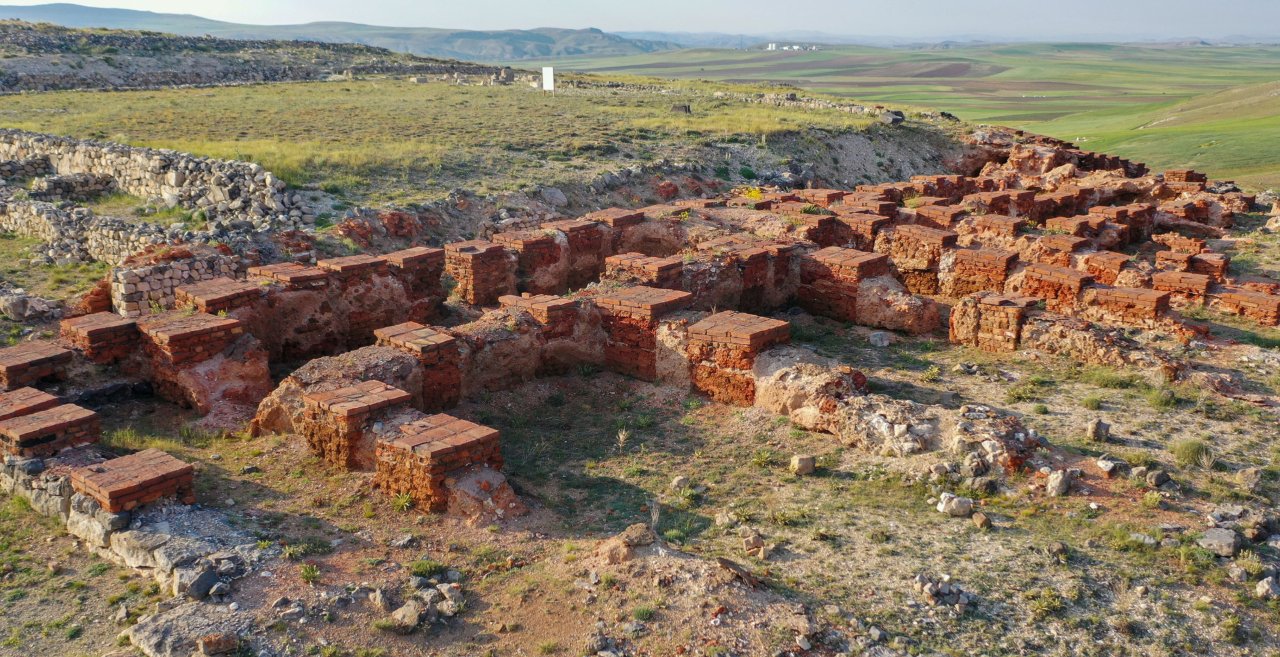 Nahaufnahme von Ziegel- und Steinbauresten in der antiken Stadt Sarissa.