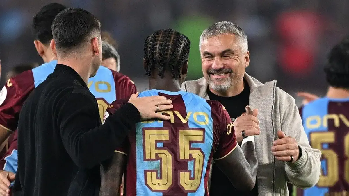 Thomas Reis’in Trabzonsporlu futbolcularla saha içinde kutlama yaptığı an.