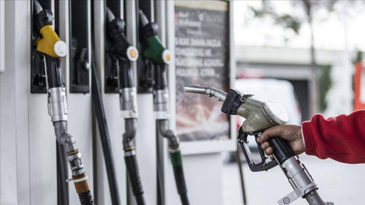 Akaryakıt istasyonunda yakıt tabancaları ve elde tutulan bir pompa görülüyor.