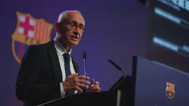 Barcelona ambleminin yer aldığı salonda kürsüde konuşan Ferran Olivé.