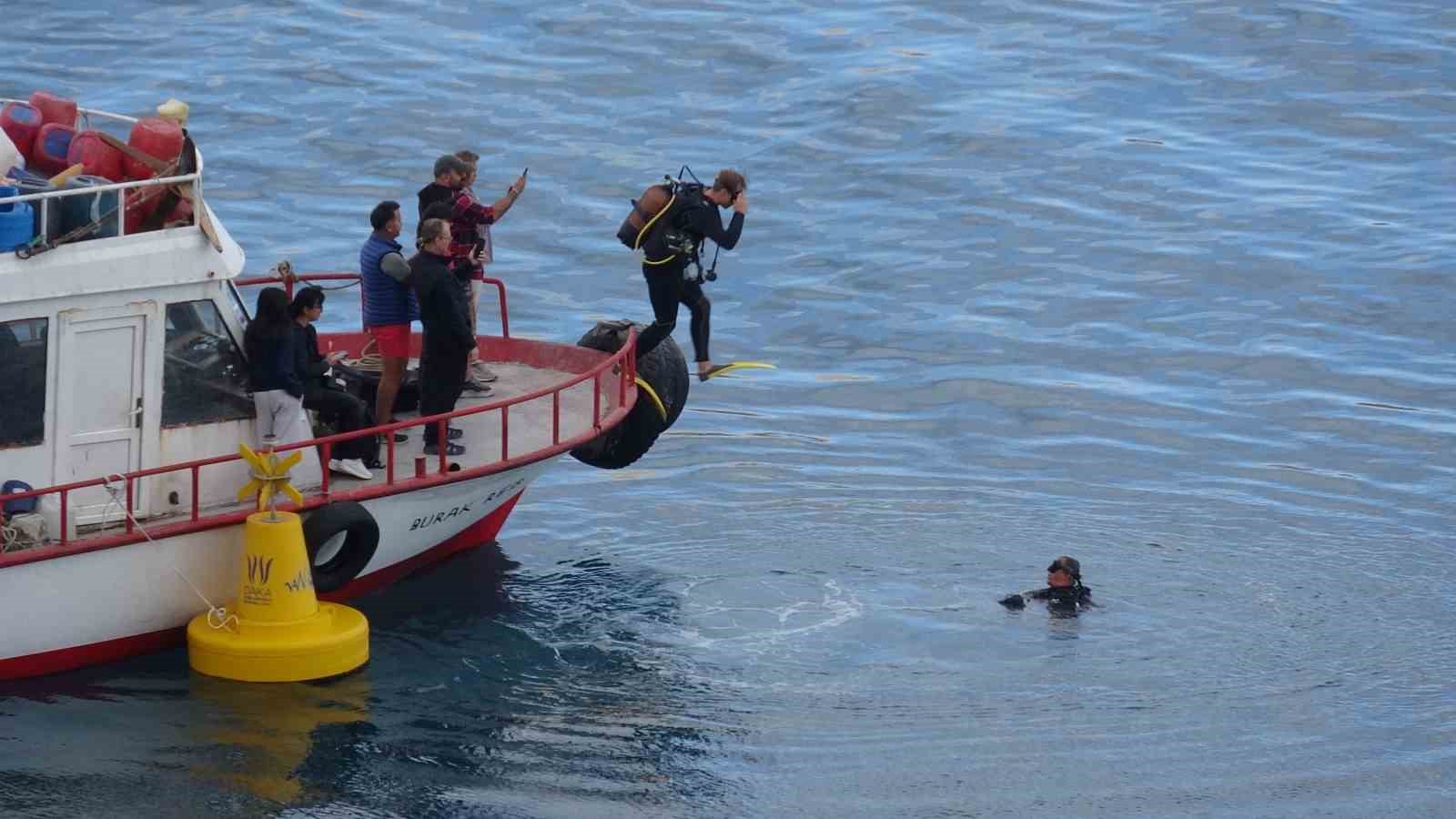 Van Gölü’nde araştırma teknesinden suya atlayan dalgıç ve teknedeki ekip.