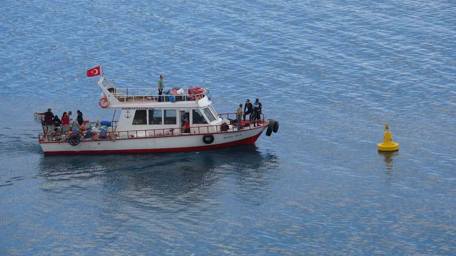 Van Gölü üzerinde araştırma ekibini taşıyan tekne ve göl yüzeyi.