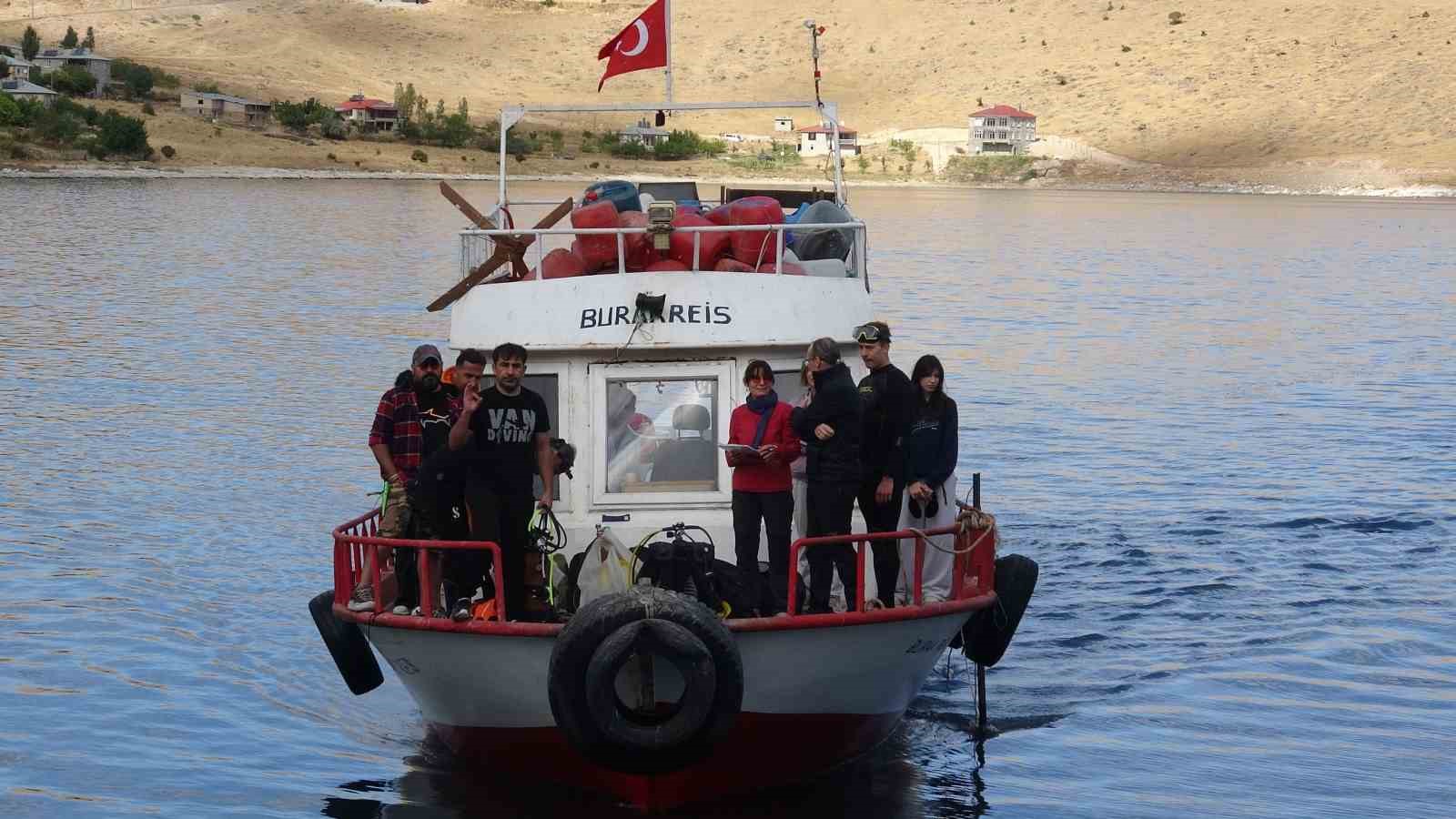 Van Gölü’nde araştırma ekibinin bulunduğu tekne ve kıyı manzarası.