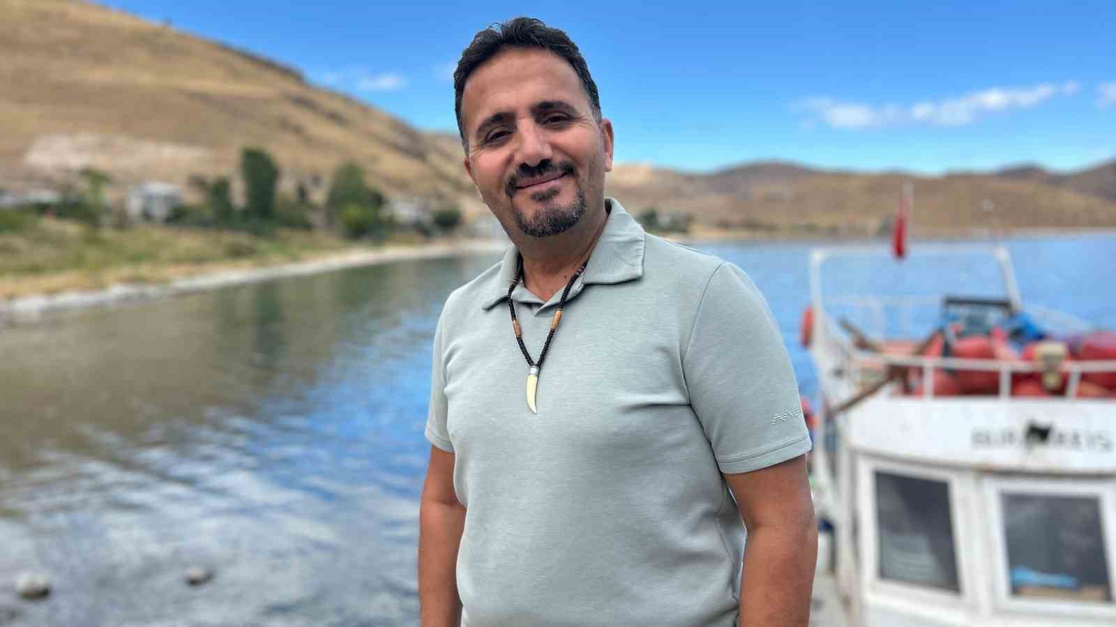 Van Gölü kıyısında tekne yanında duran Doç. Dr. Çetin Yeşilova.
