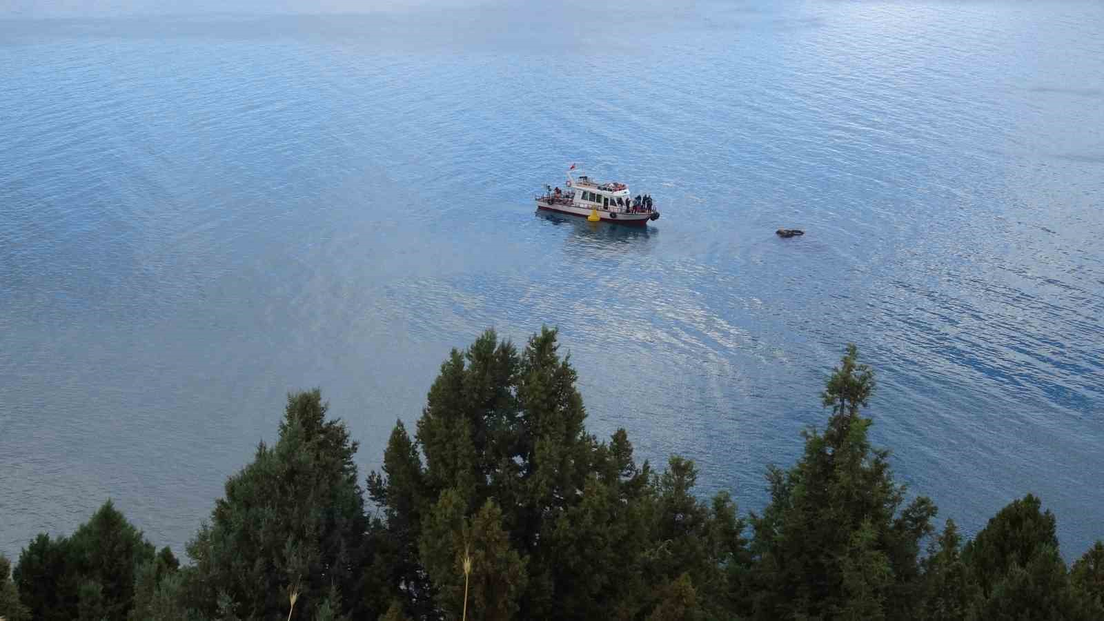 Van Gölü üzerinde araştırma teknesinin uzaktan görüldüğü geniş açı manzara.