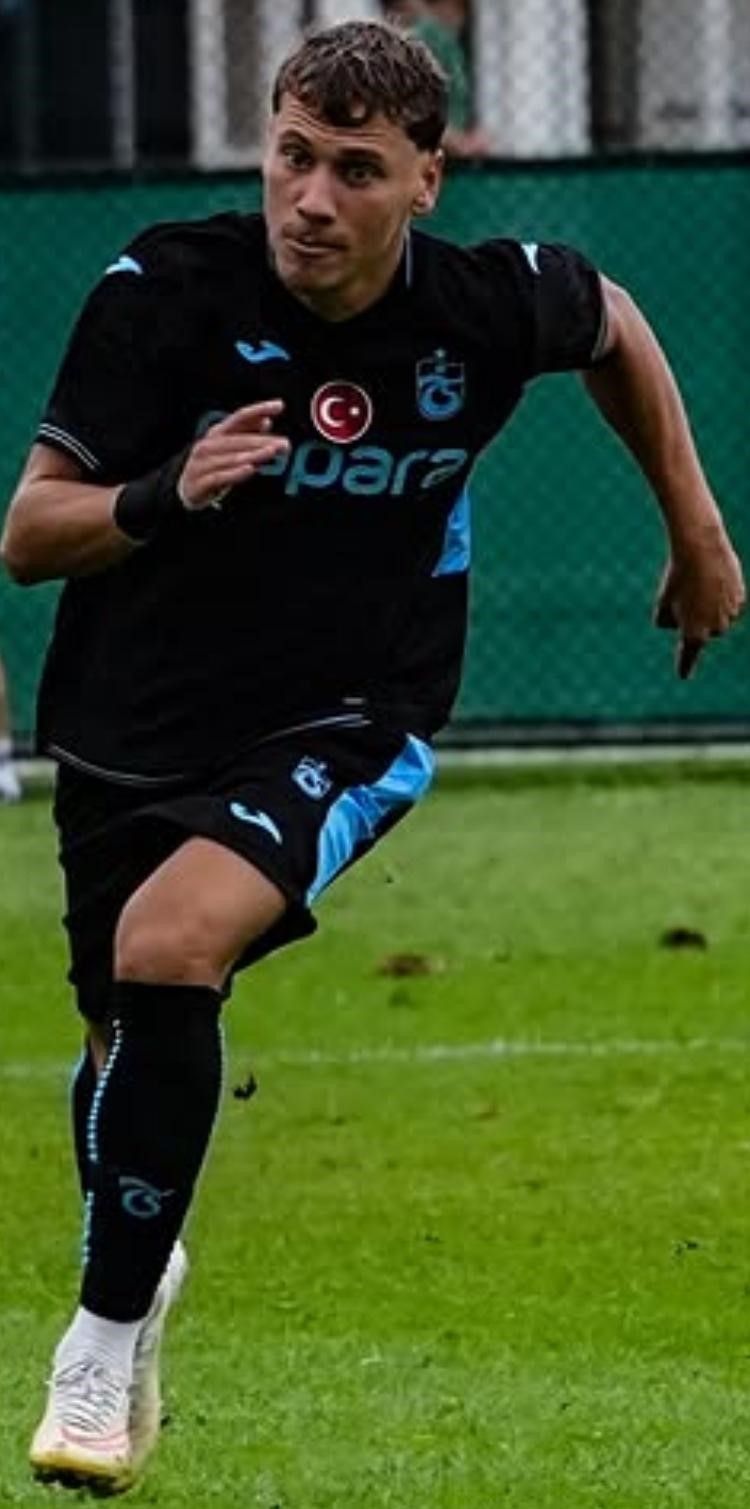 Trabzonspor forması giyen Ahmet Cemil Güren sahada koşarken görülüyor.