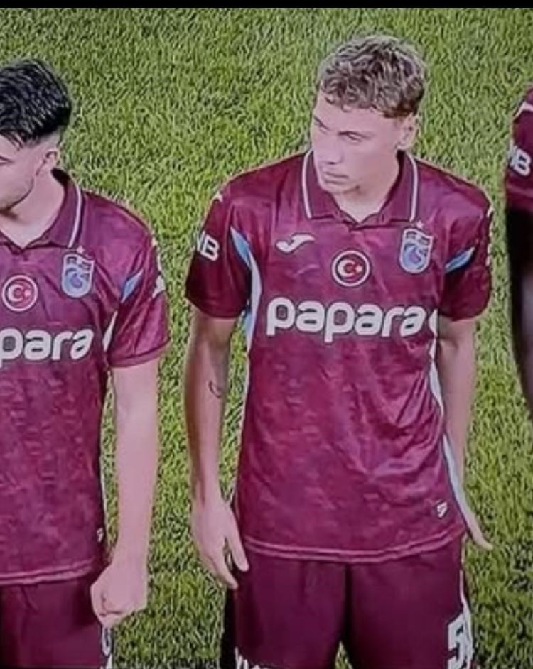 Ahmet Cemil Güren, Trabzonspor formasıyla saha içinde takım arkadaşlarıyla birlikte görülüyor.