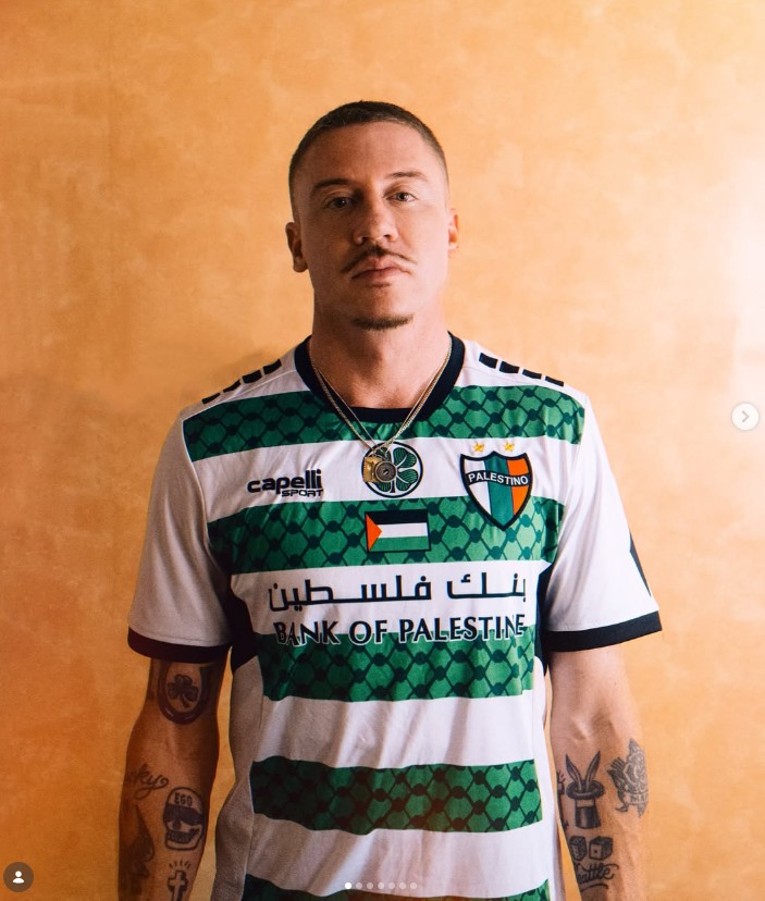 Macklemore'un Filistin temalı yeşil-beyaz forma giydiği portre fotoğrafı.