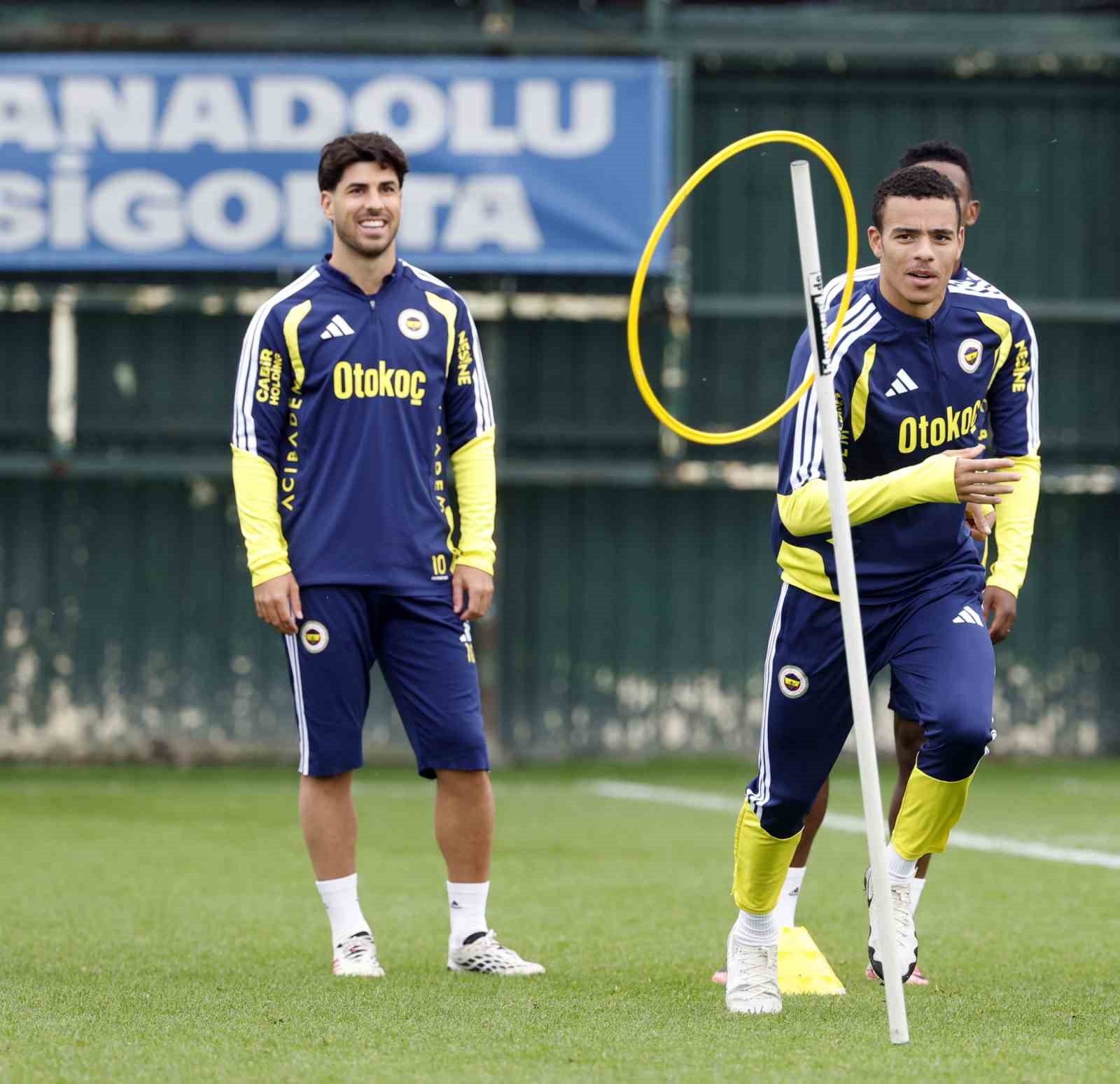 Fenerbahçeli futbolcular Can Bartu Tesisleri’nde koordinasyon çalışması yapıyor.