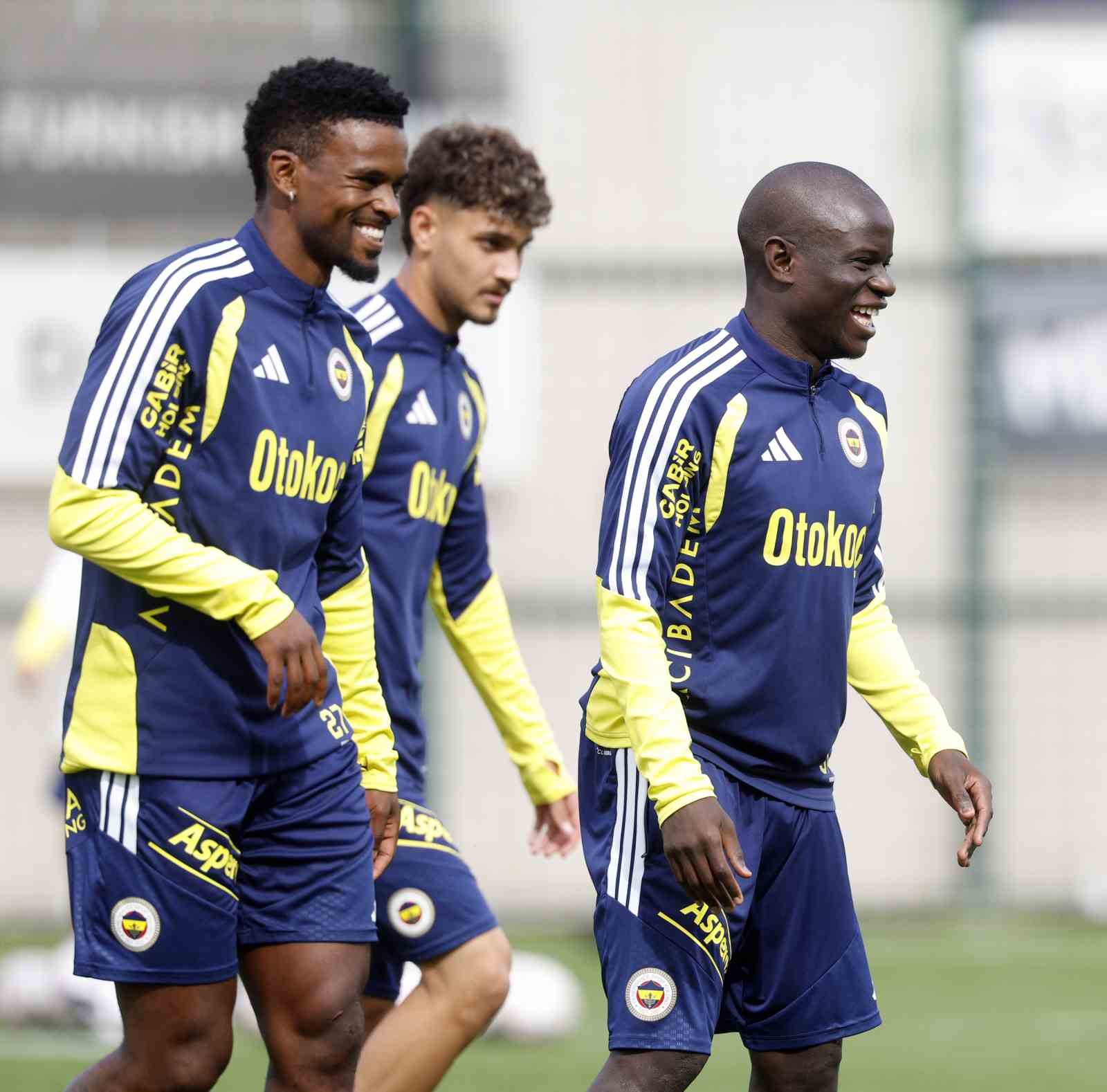 Fenerbahçeli futbolcular antrenman sırasında sahada yürürken görülüyor.