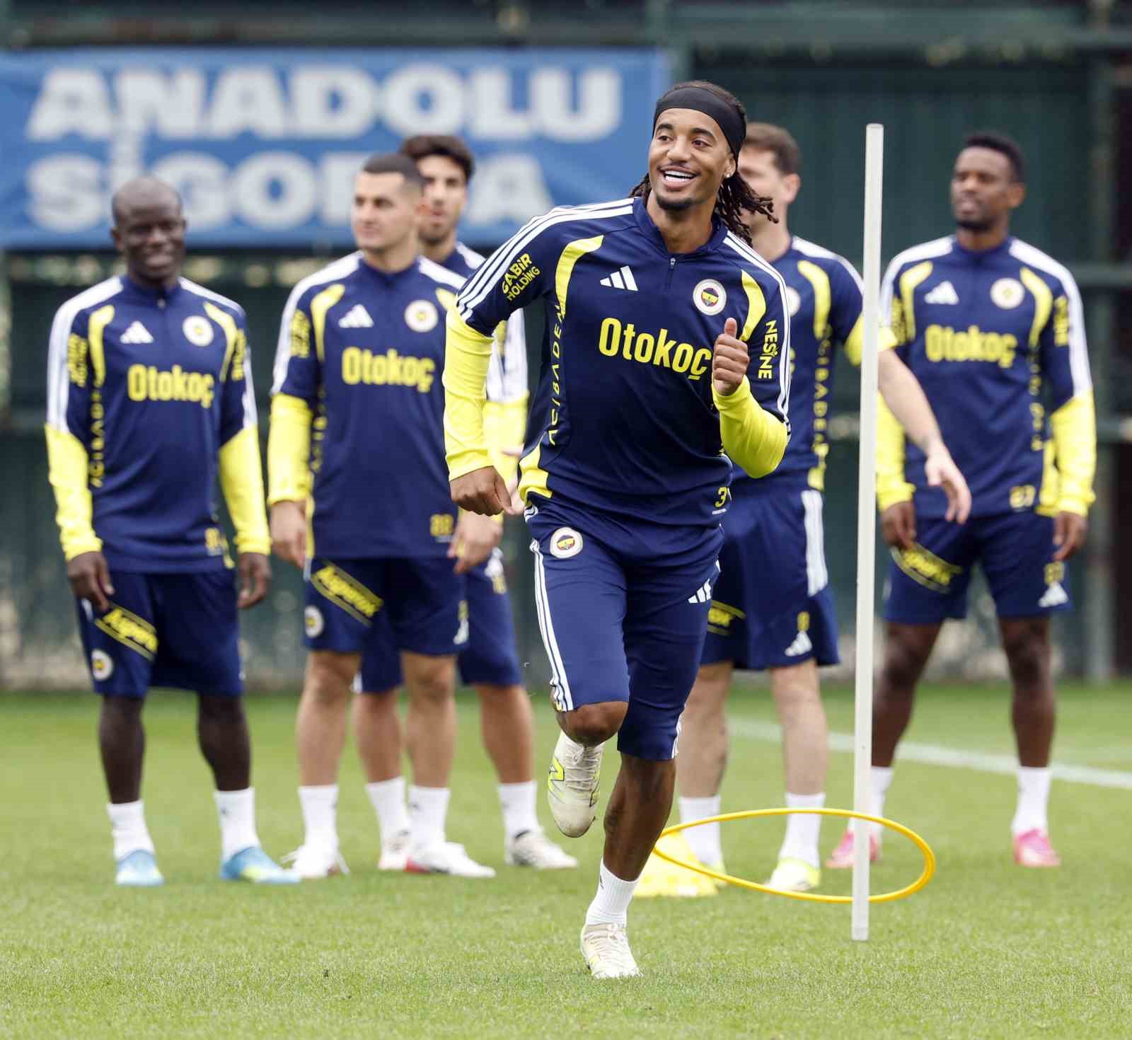Fenerbahçeli bir futbolcu antrenmanda koşu ve koordinasyon çalışması yapıyor.