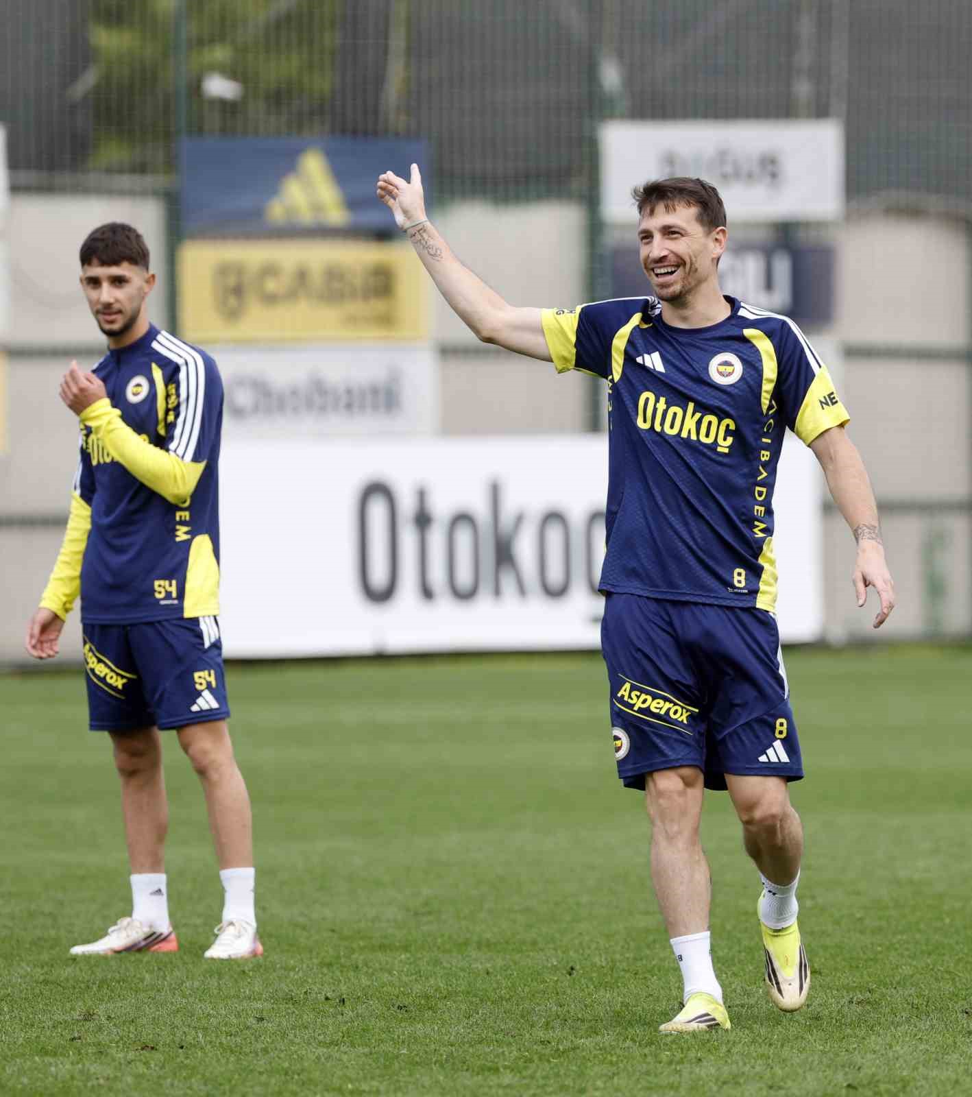 Fenerbahçeli futbolcular antrenman sırasında sahada görüntüleniyor.