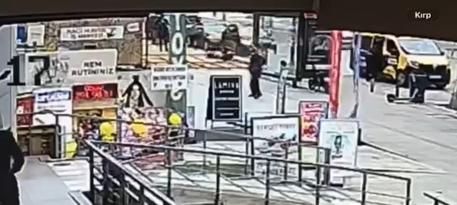 Bağdat Caddesi’nde bir iş yerinin güvenlik kamerasına yansıyan kaldırım ve inşaat alanı görüntüsü.