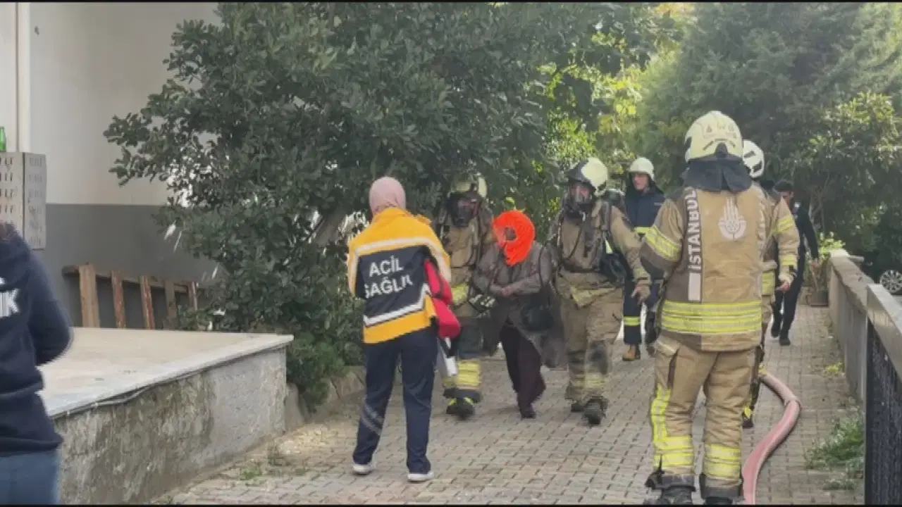 İstanbul itfaiyesi ve sağlık ekipleri yangın çıkan binanın çevresinde çalışma yürütüyor.