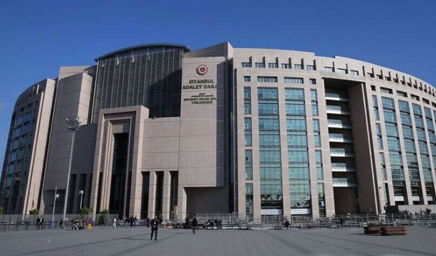 19 sospettati trasferiti in tribunale nell'ambito dell'indagine sui fondi