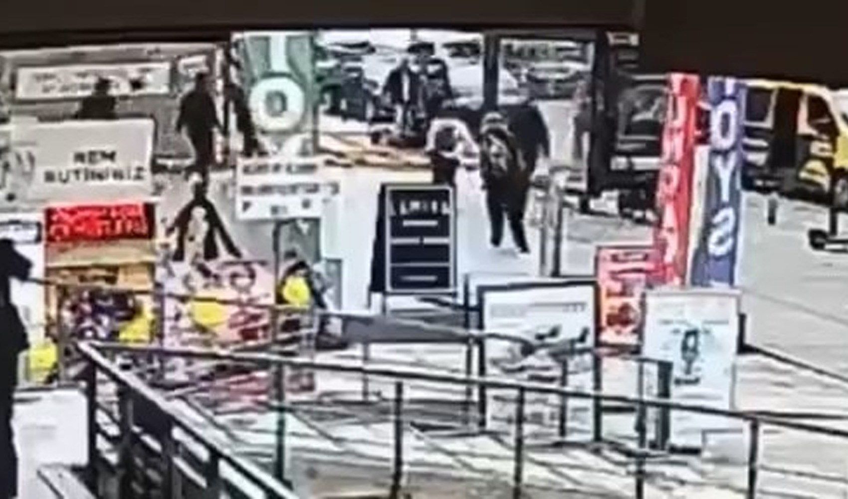 Bağdat Caddesi’nde inşaat kaplaması ikiz kardeşlerin üzerine devrildi