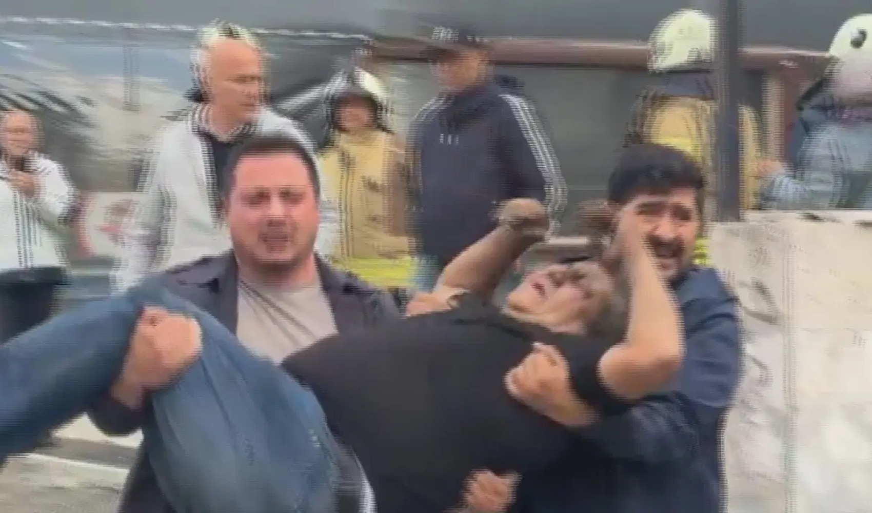 Kadıköy’de 8 katlı binada yangın: Mahsur kalanlar için tahliye çalışması başlatıldı