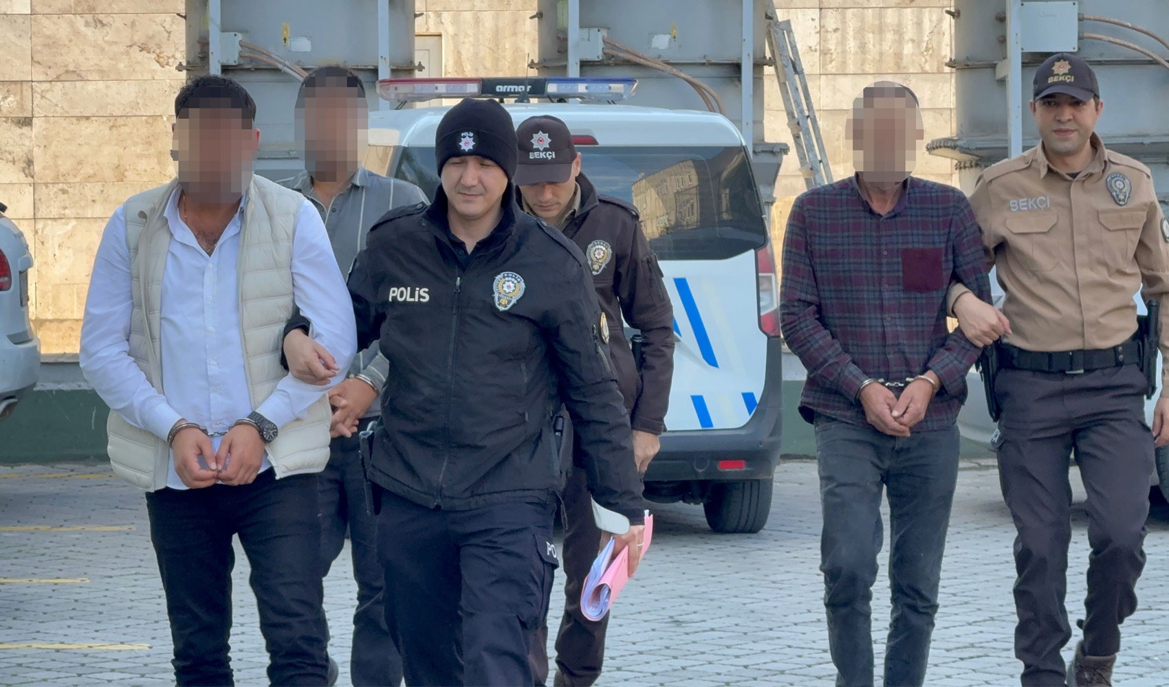 Tre sospettati che hanno opposto resistenza alla polizia rilasciati con obbligo di firma