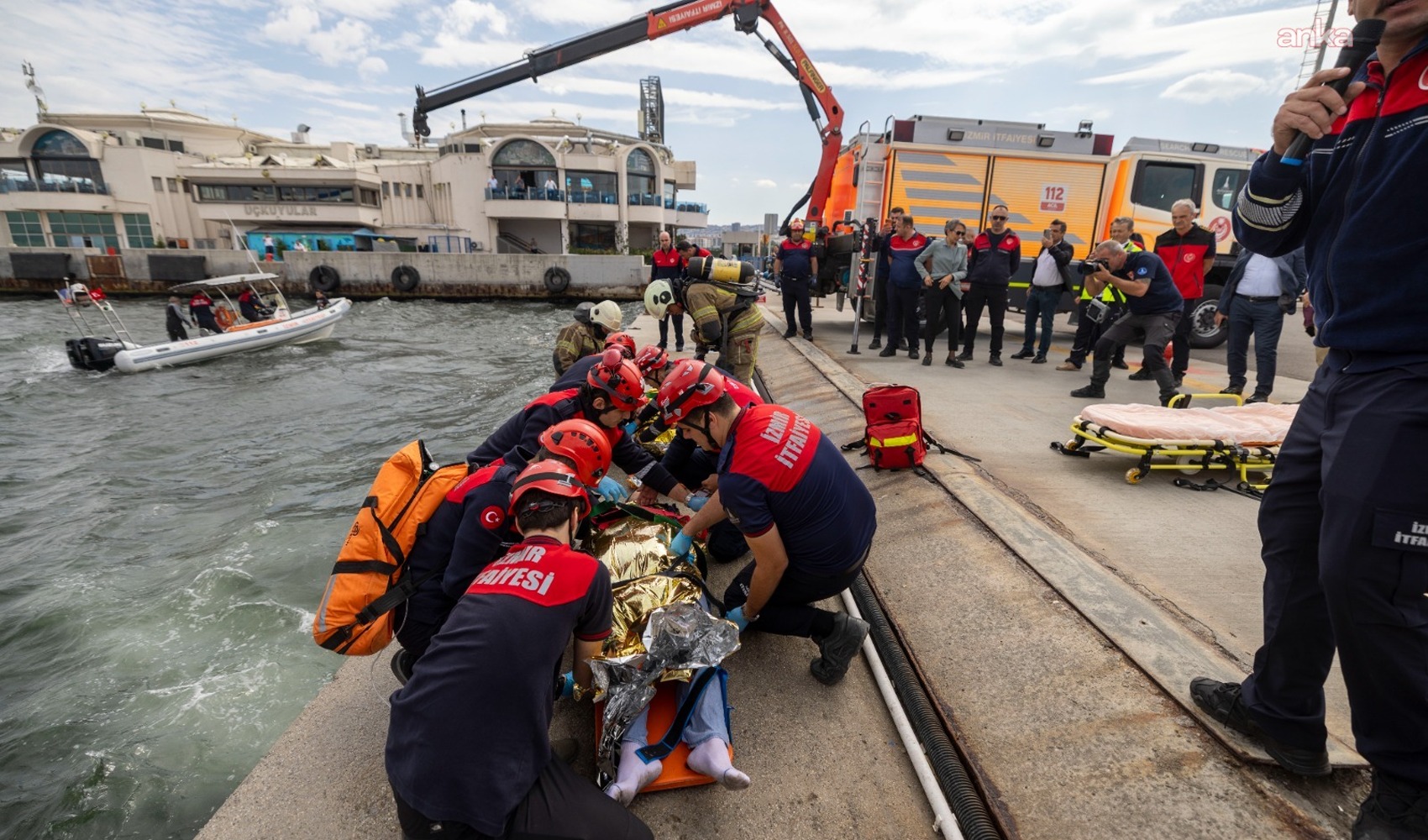 İzmir’de arabalı yolcu gemisinde yangın tatbikatı: Dalgıçlar denize atlayanları kurtardı
