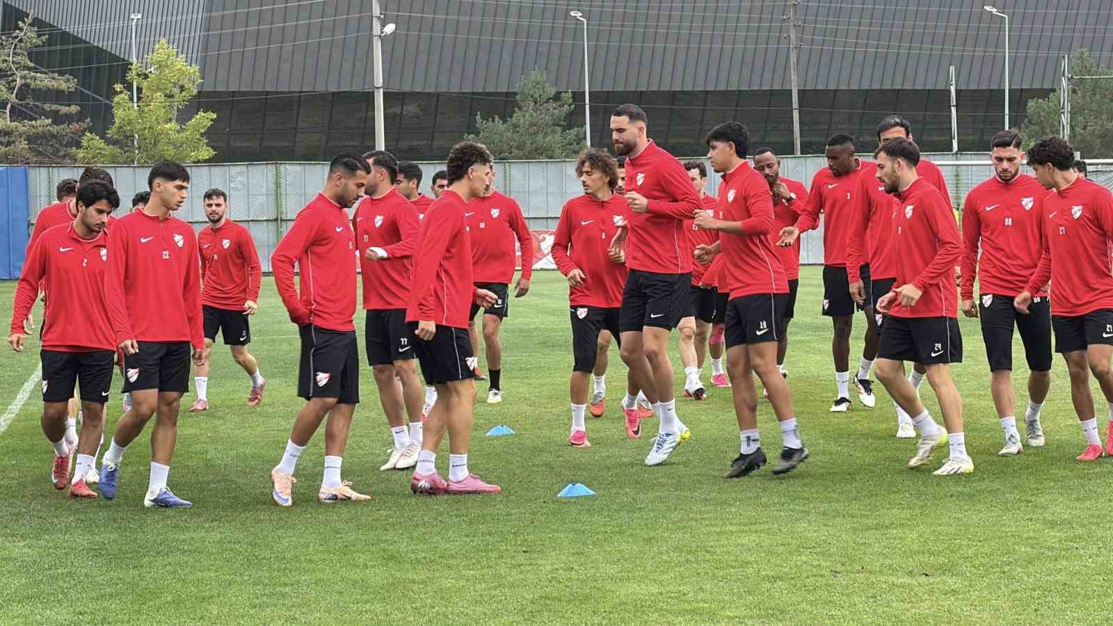 Bolusporlu futbolcular antrenmanda çalışma yapıyor.